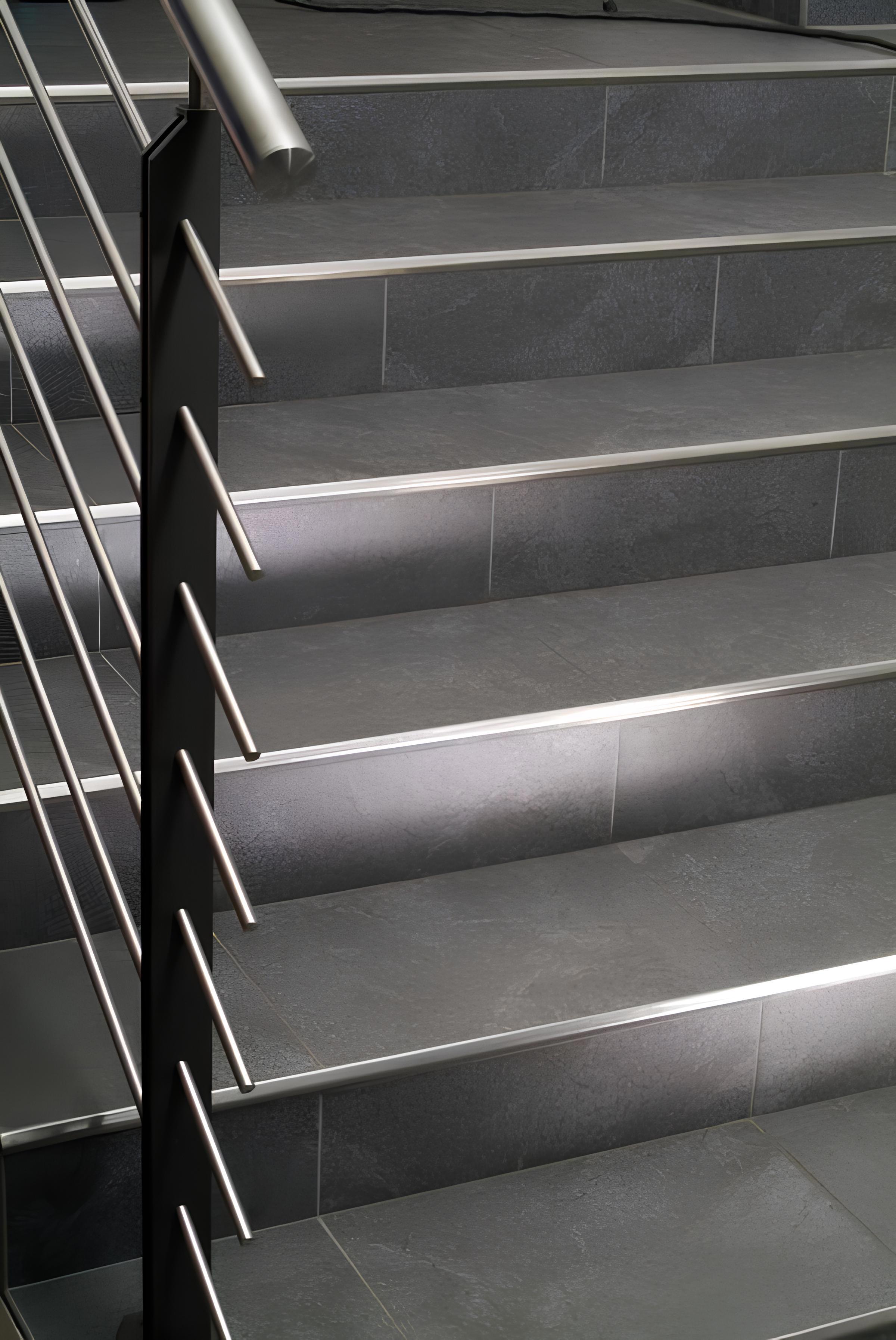 Изображение товара Ступень из керамогранита Tvetra Bastiya Light Gray 16x120см для интерьеров