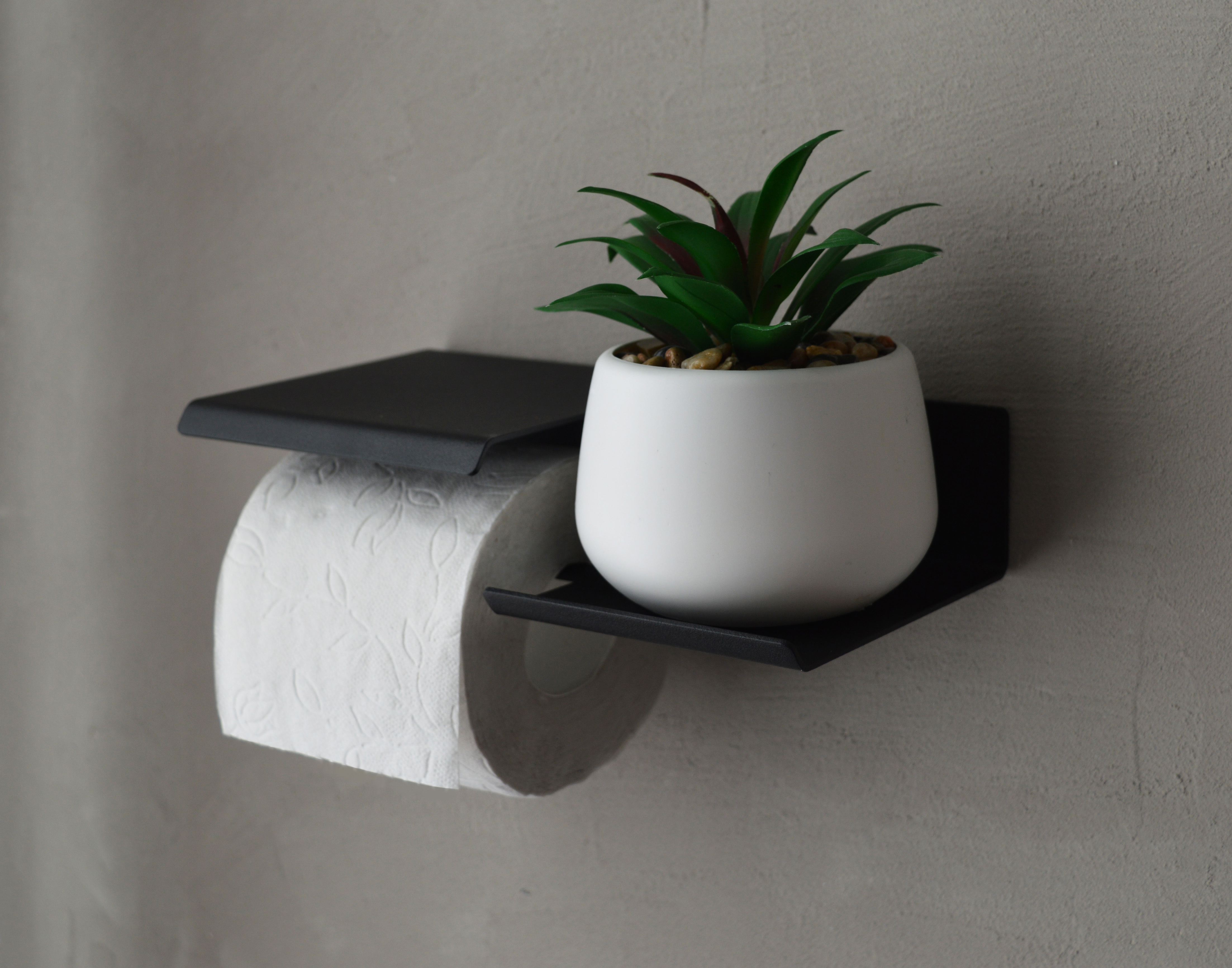 Изображение товара Держатель туалетной бумаги BlackSteelOne 13 с полкой для освежителя черный