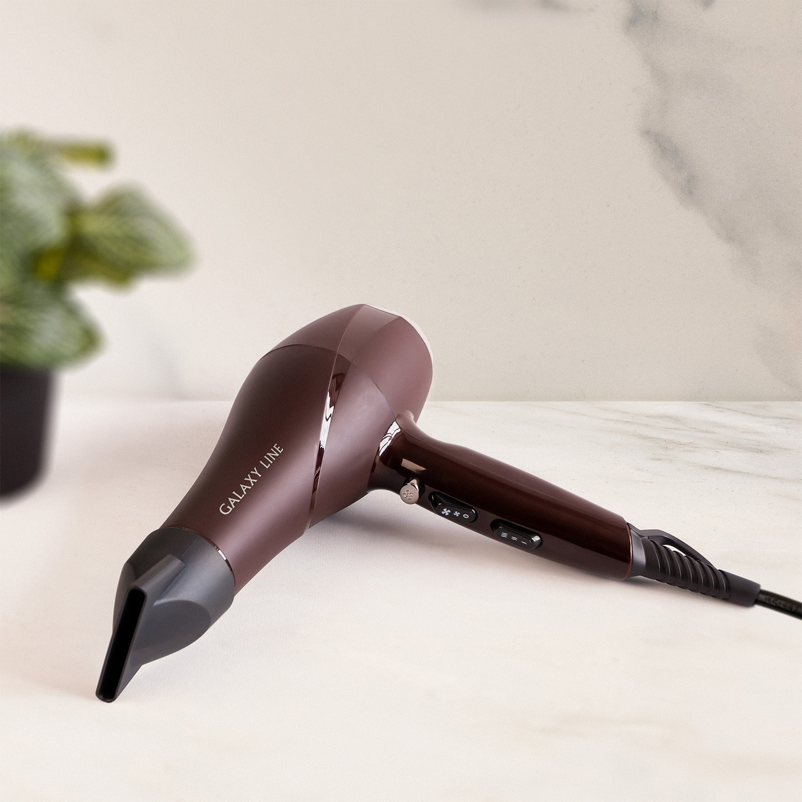 Изображение товара Фен Galaxy Line GL4347L 2200 Вт с насадкой и функцией холодного воздуха