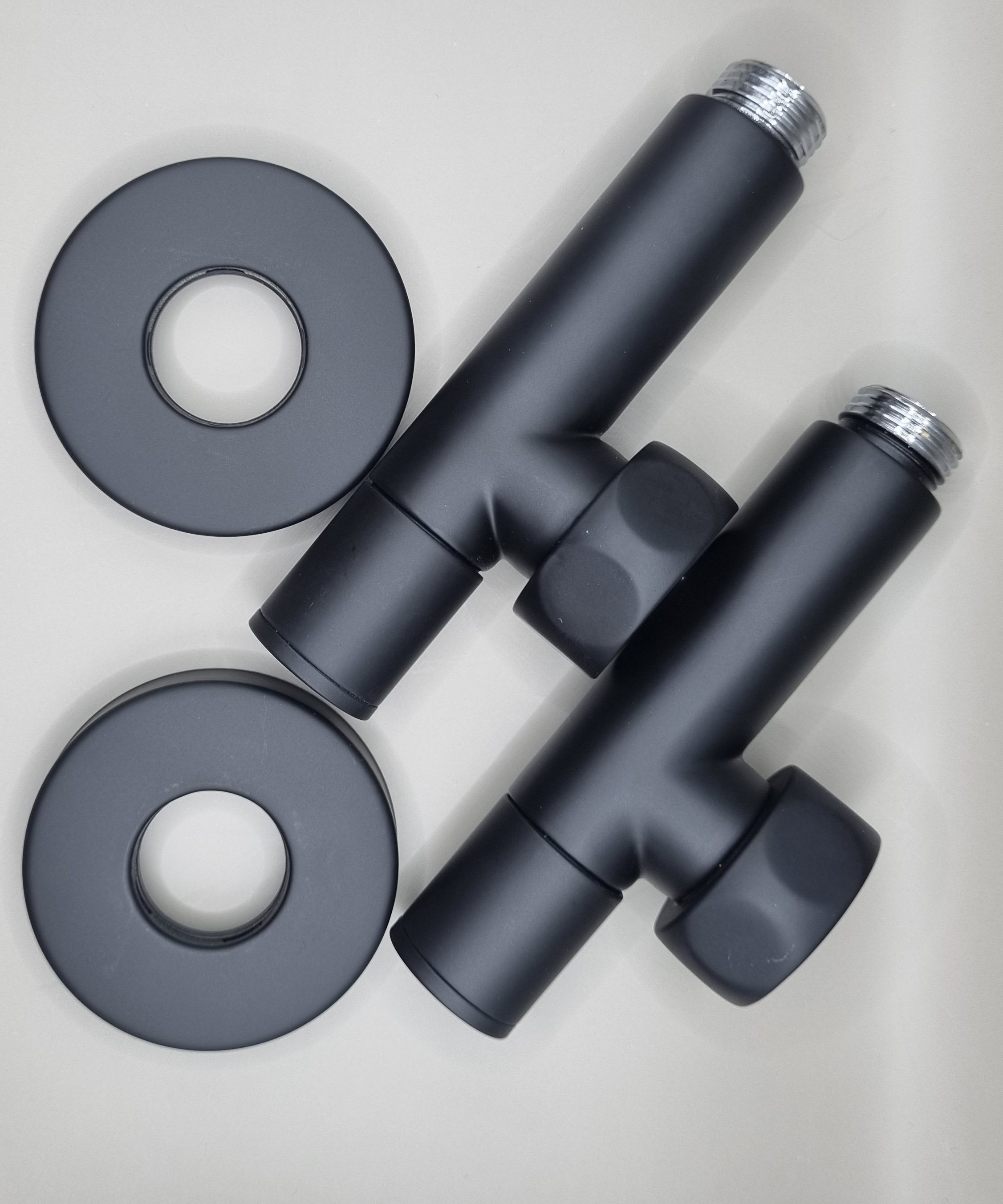 Изображение товара Запорный вентиль для полотенцесушителя Laris 1x1/2 черный с отражателем