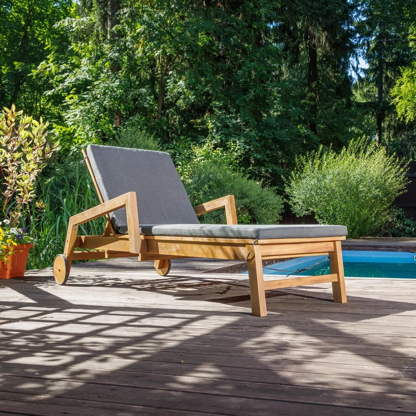 Изображение товара Шезлонг с подушкой PAOLO из акации на колесиках