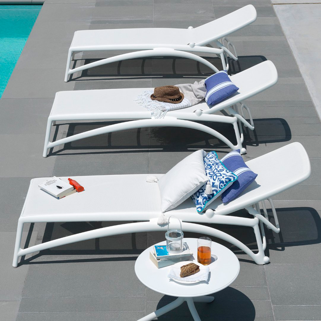 Изображение товара Эргономичный шезлонг Nardi с регулируемой спинкой и колесами белый 172-204 см