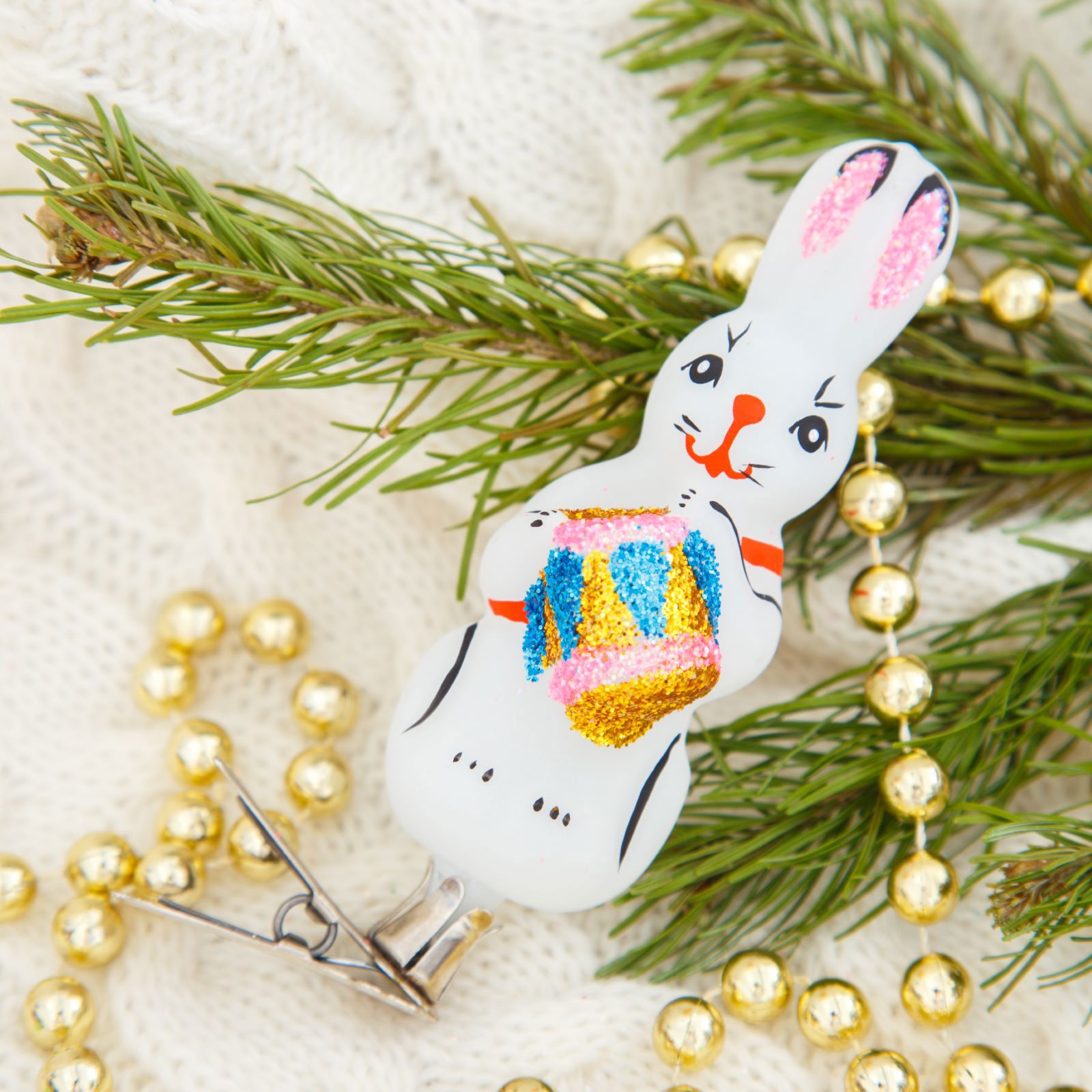 Изображение товара Стеклянная елочная игрушка Зайчик с барабаном 9.5 см белая для новогоднего украшения