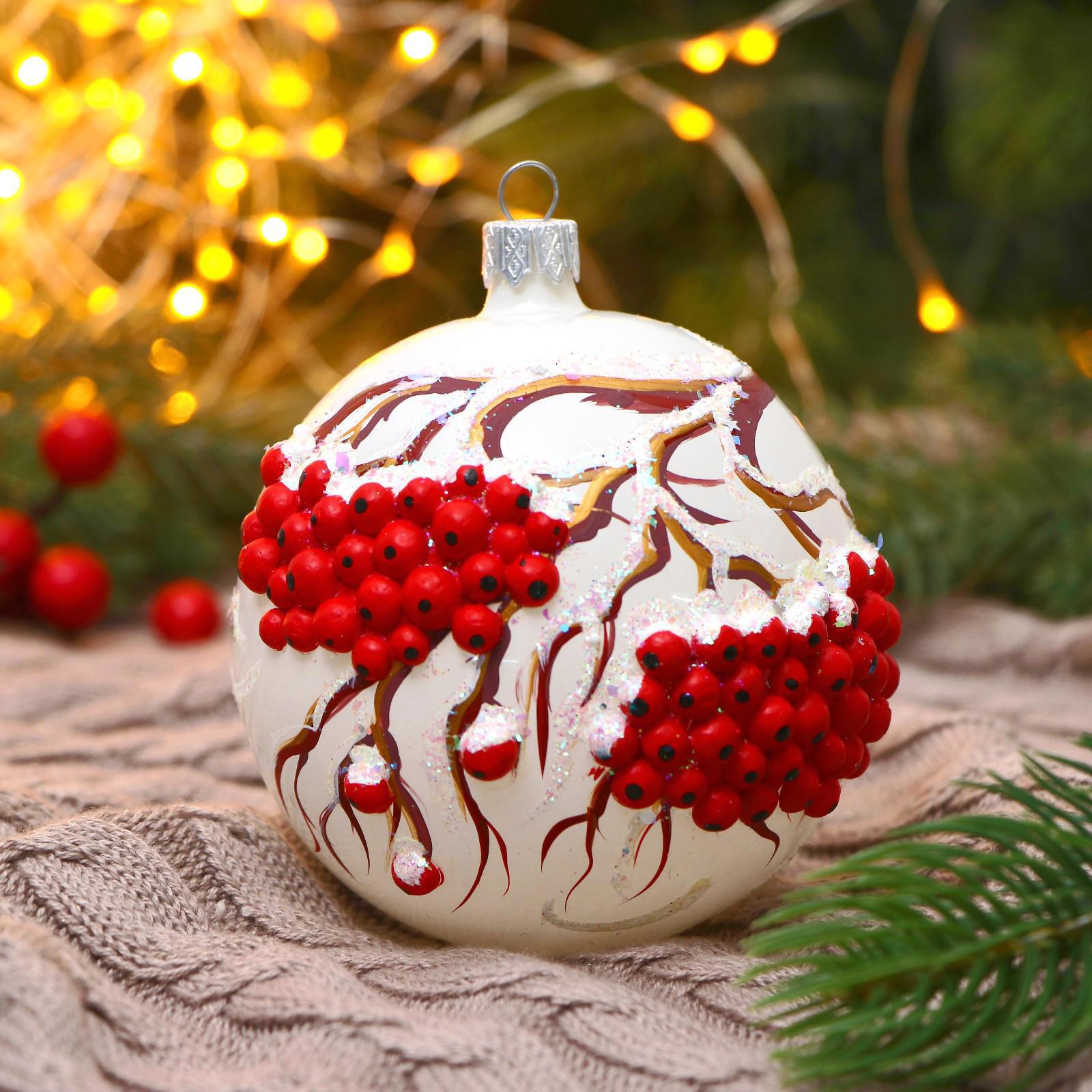 Изображение товара Елочный шар Бирюсинка 1532439 9.5 см стекло белый