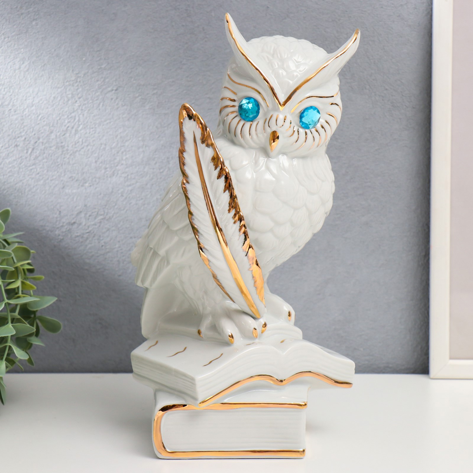 Изображение товара Сувенирная керамическая фигурка белый филин на книгах с пером 28x14,5x17,5 см