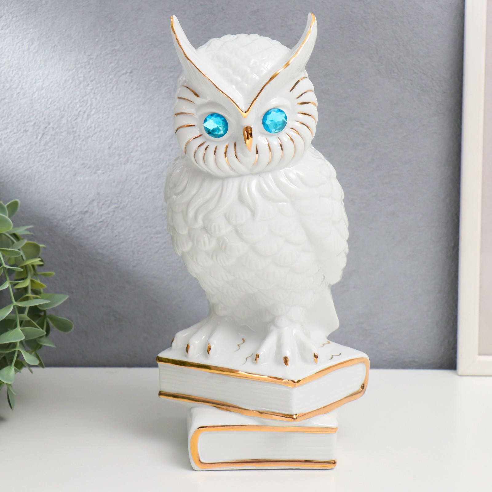 Изображение товара Декоративная фигура SIMALAND Белый филин на книгах с золотом