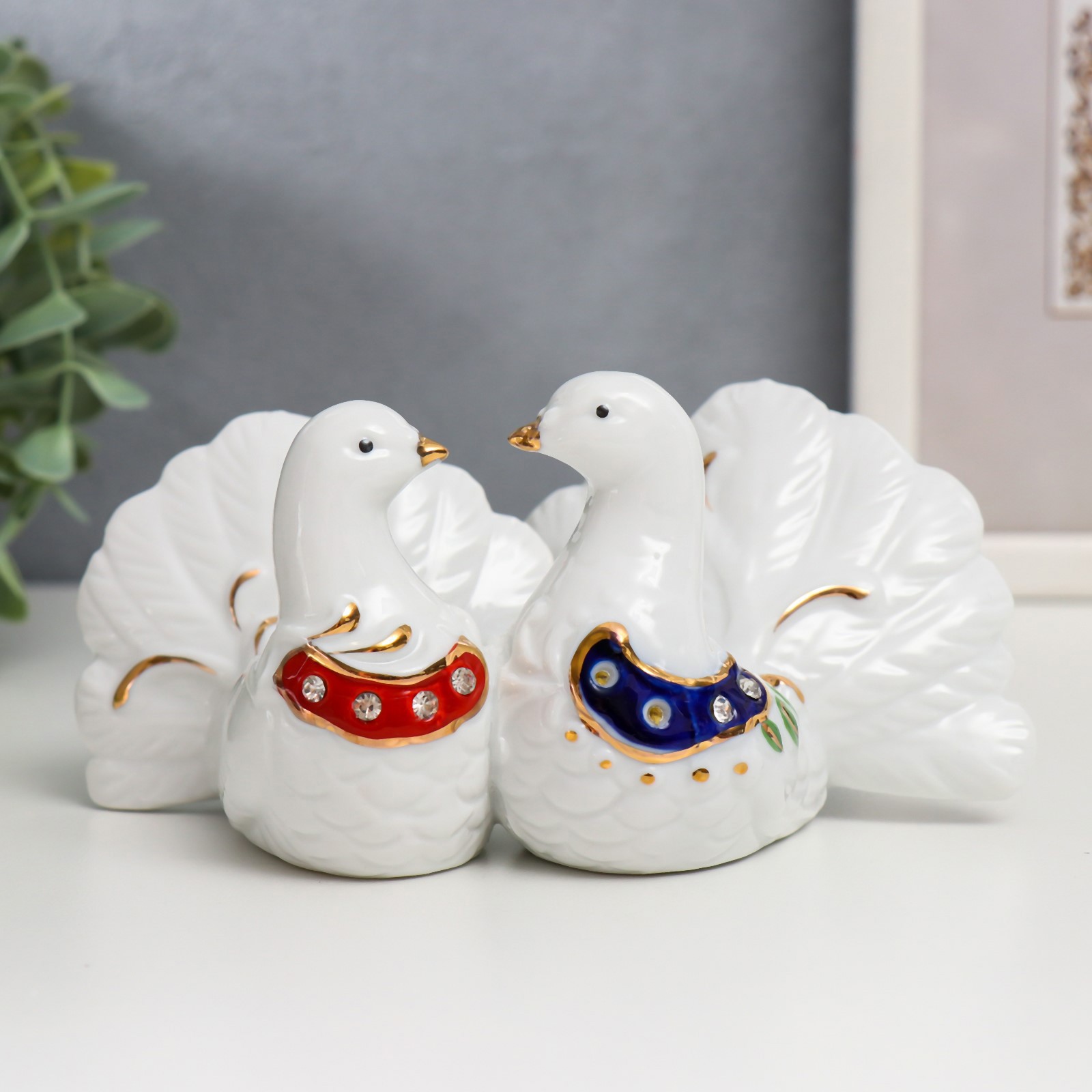 Изображение товара Декоративная фигура SIMALAND Два голубка Белый фарфор c стразами