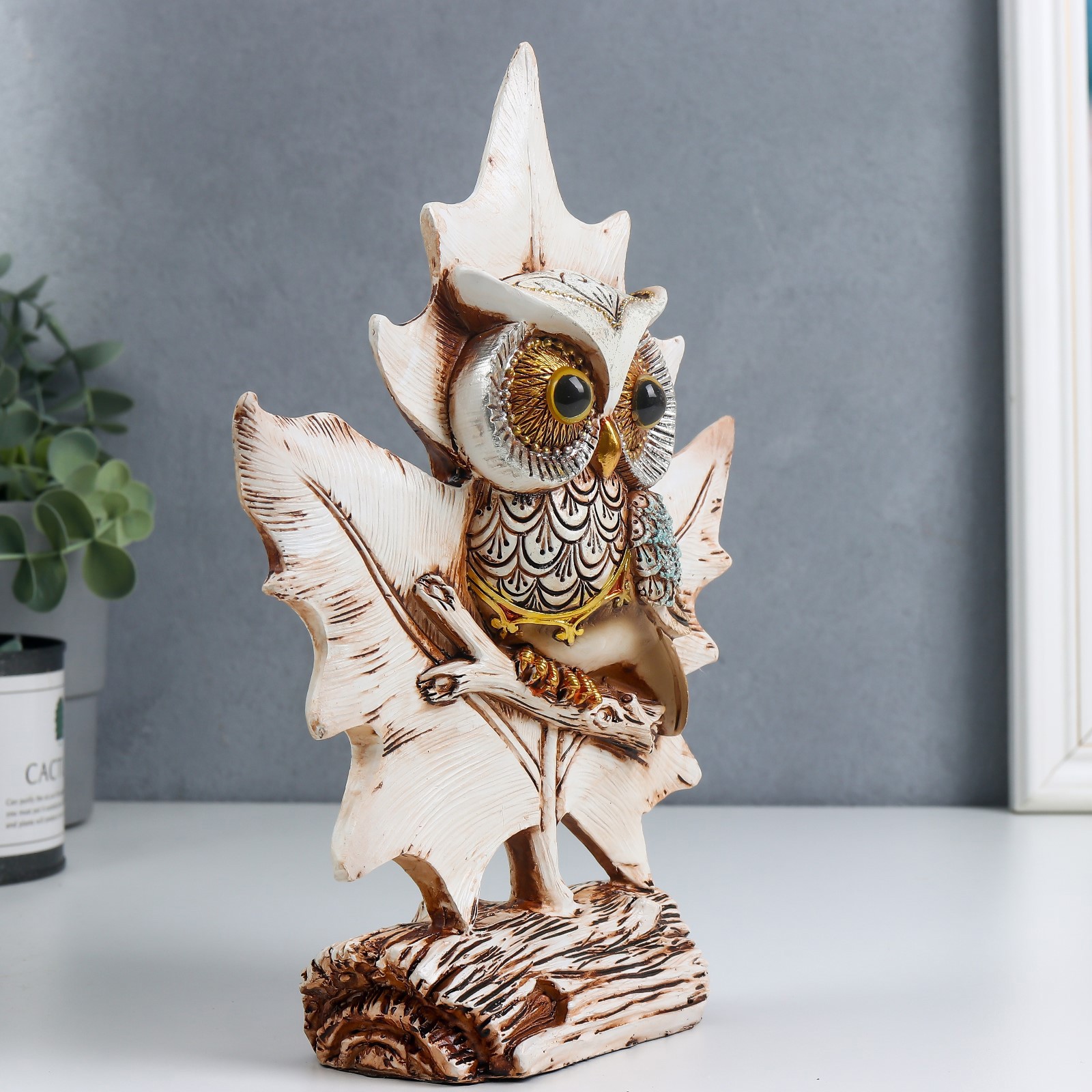 Изображение товара Белый филин с кленовым листом — декоративная фигура Simaland