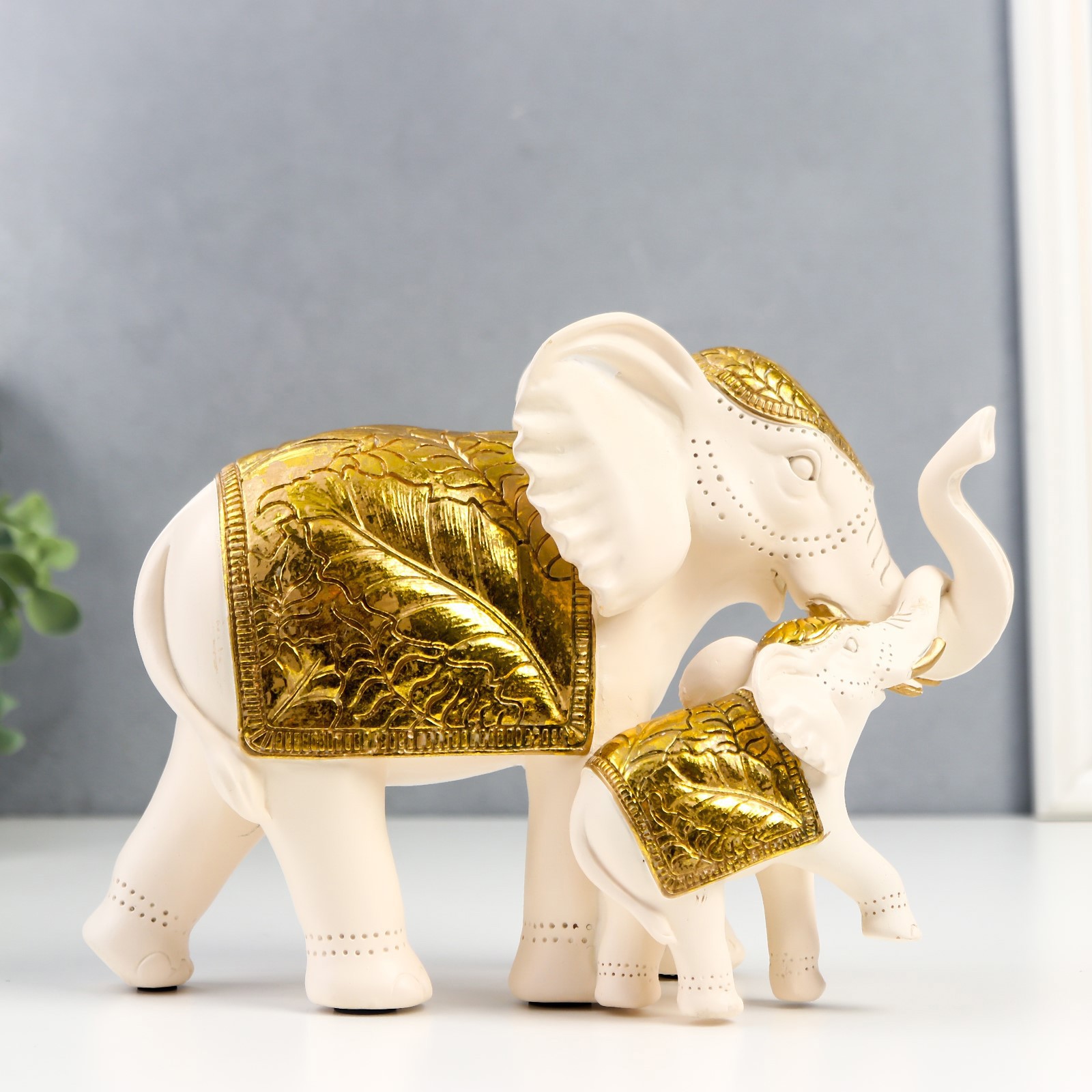 Изображение товара Фигурка сувенирная Simaland "Белый слон со слонёнком, с золотыми листьями на попоне" 16.5x10.5x23.5 см 73555