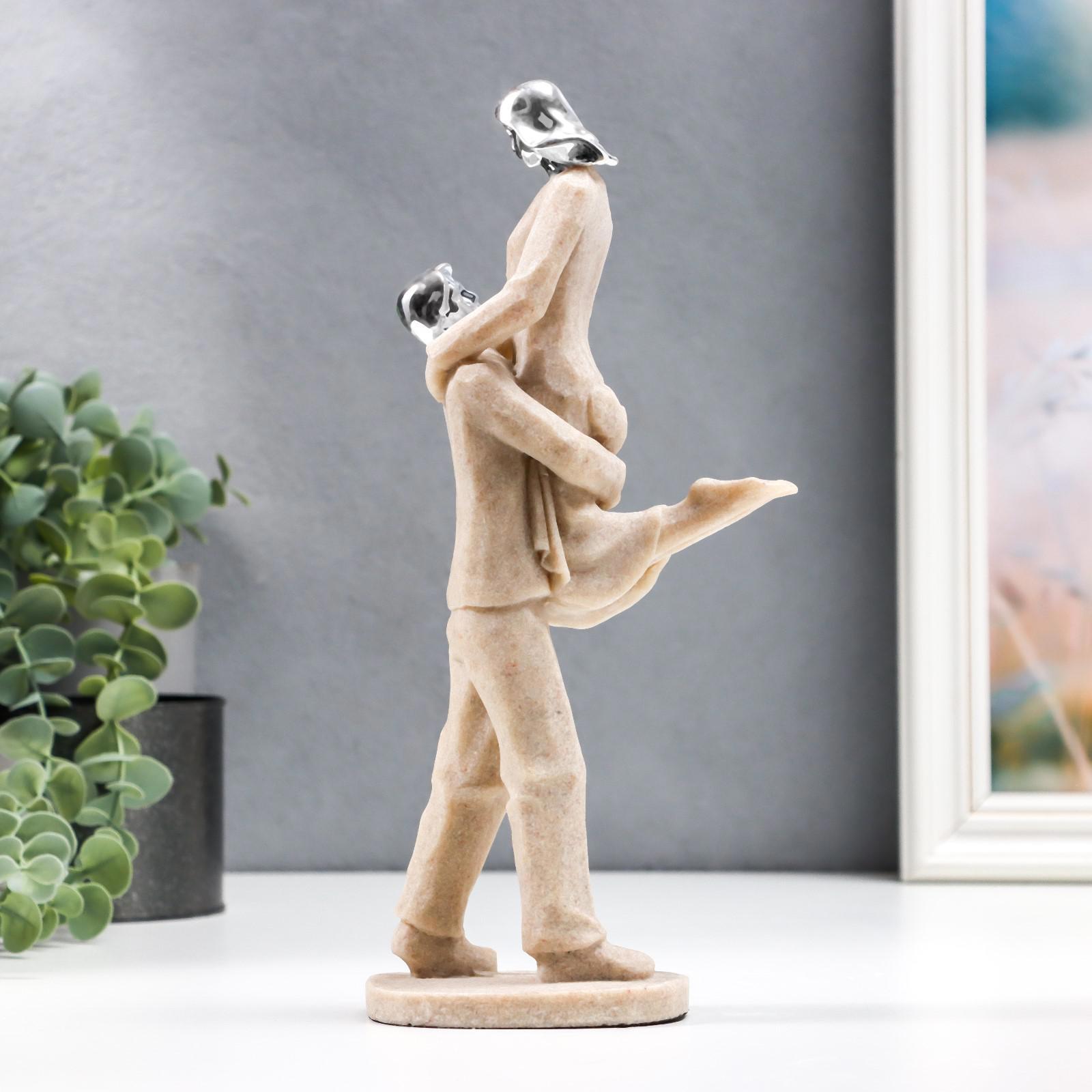 Изображение товара Фигурка сувенирная Simaland Влюблённые - объятия песочный с серебром 27x10.5x7 см