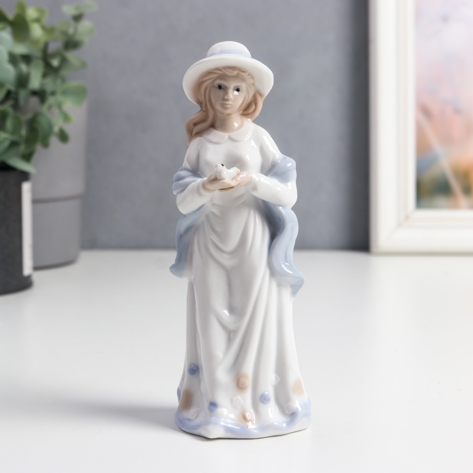 Изображение товара Сувенир Simaland Девочка с шарфом. с голубем цветной 14x5x5.5 см