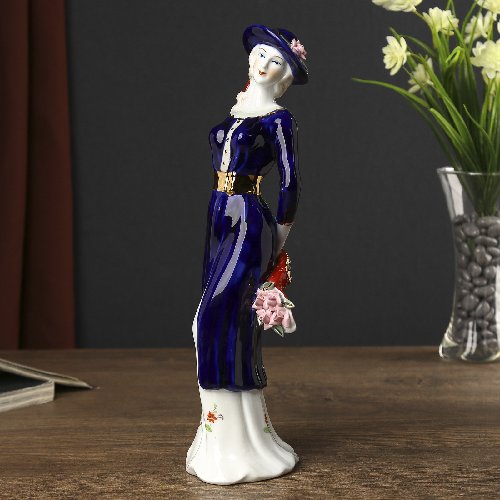 Изображение товара Декоративная фигура SIMALAND Девушка в пальто на прогулке