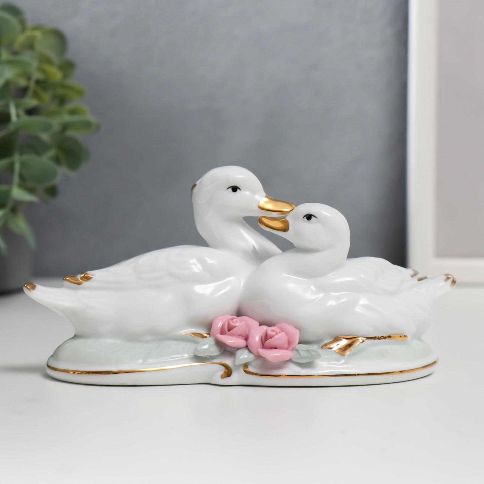 Изображение товара SIMALAND Белые лебеди - нежность 8 см — декоративная керамическая фигура