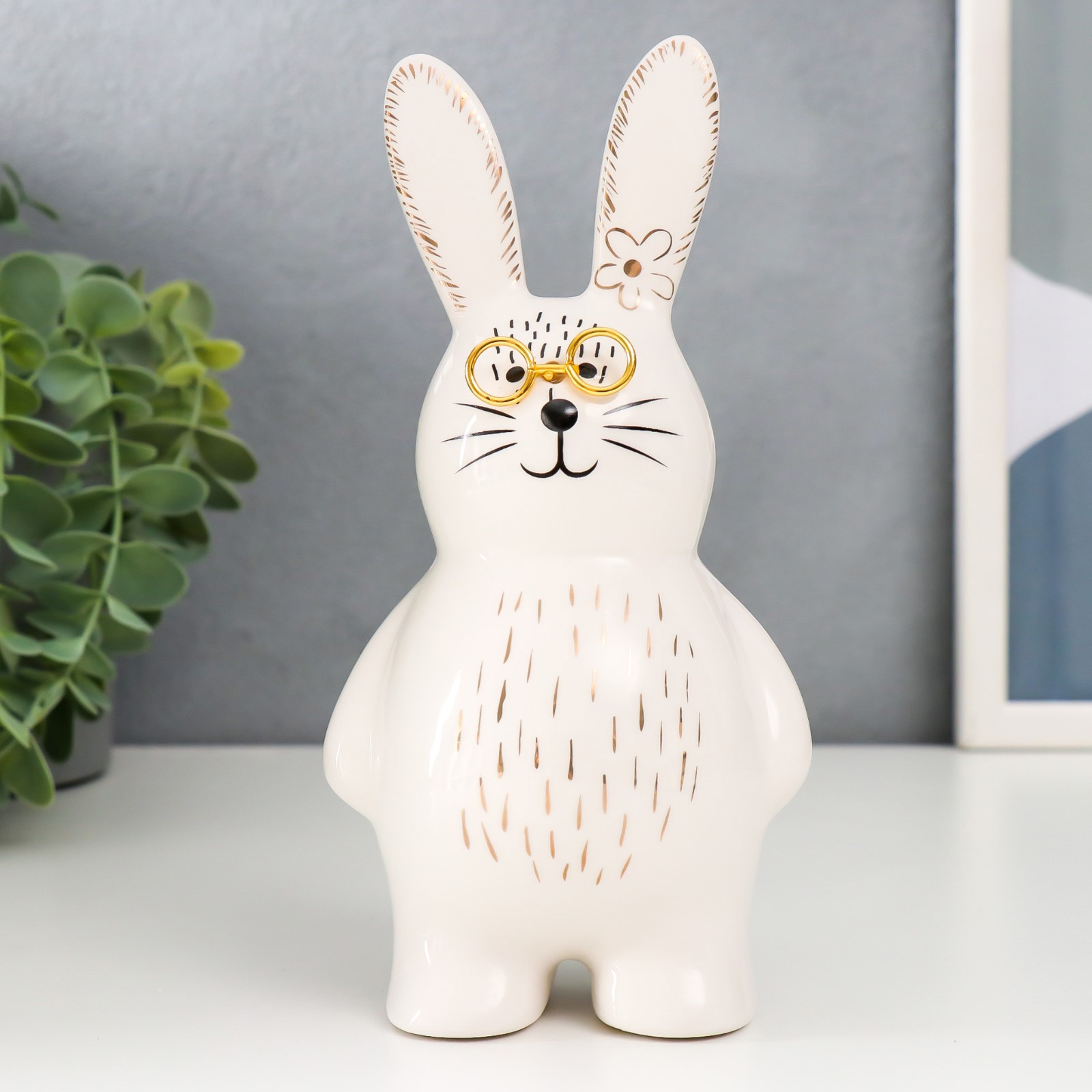 Изображение товара Сувенир Simaland «Зайка в очках и с цветочком» — бело‑чёрный с золотом