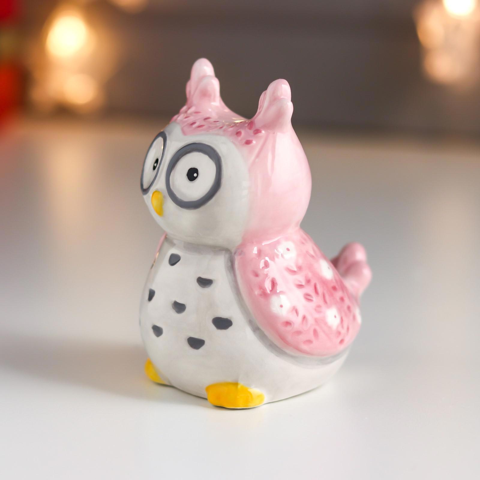 Изображение товара Серая совушка с цветочками на розовых крыльях — декоративная керамическая фигура