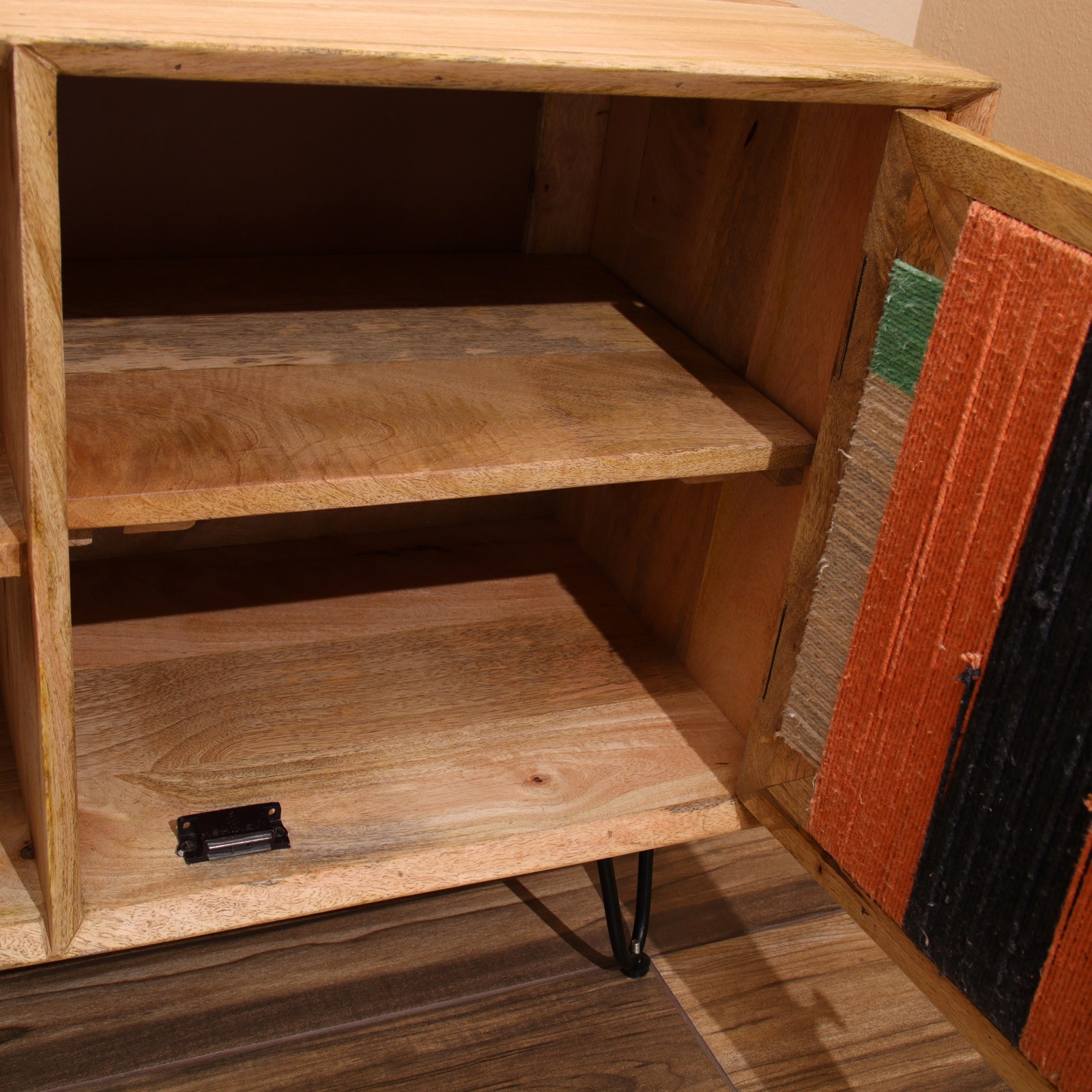 Изображение товара Тумба под телевизор Simaland Кантри 140x60x40 см из мангового дерева бежевый стиль неоклассика