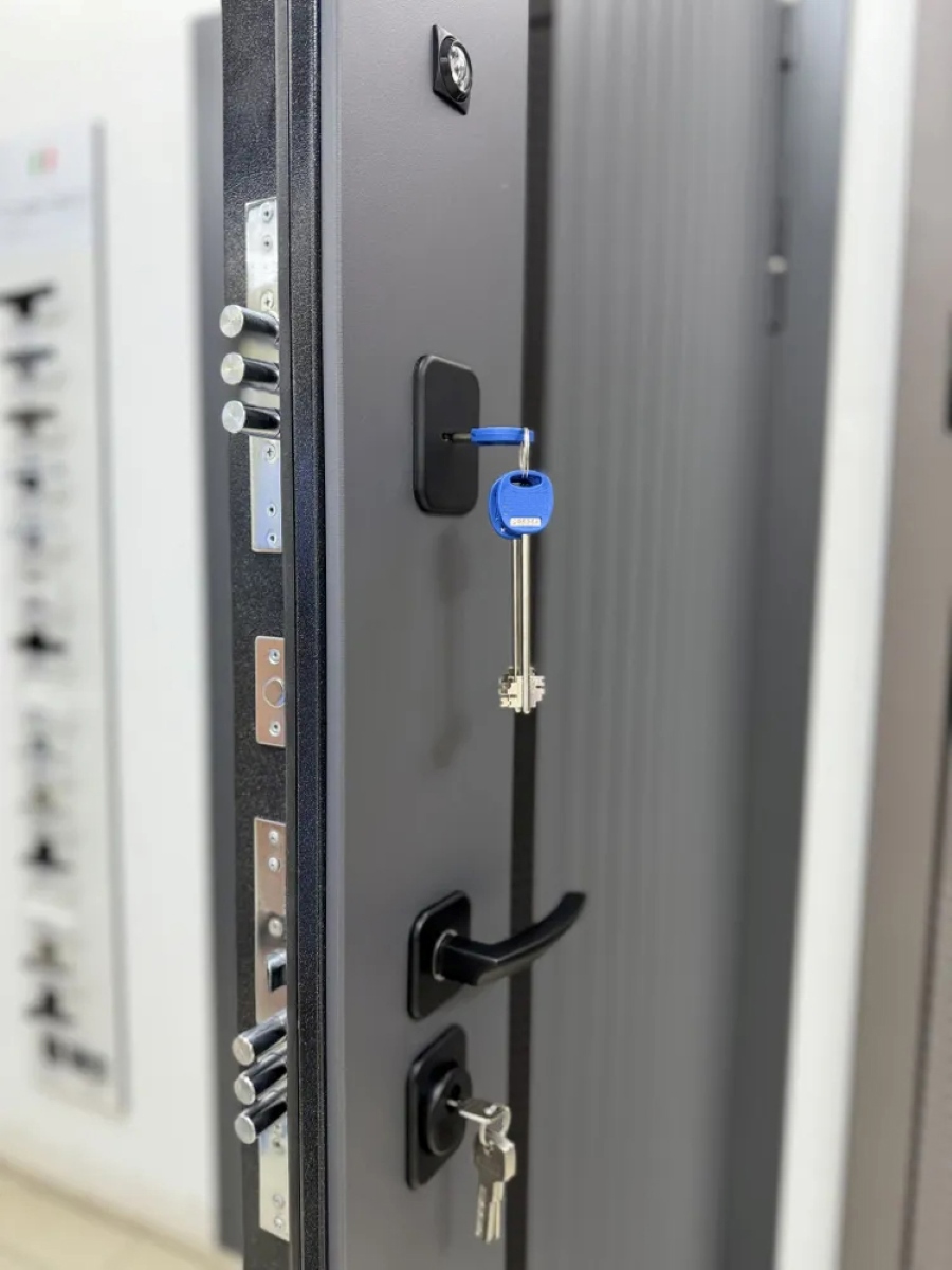 Изображение товара Входная дверь Buldoors 90 РР правый 205x86см цвет букле черный/белый матовый с зеркалом