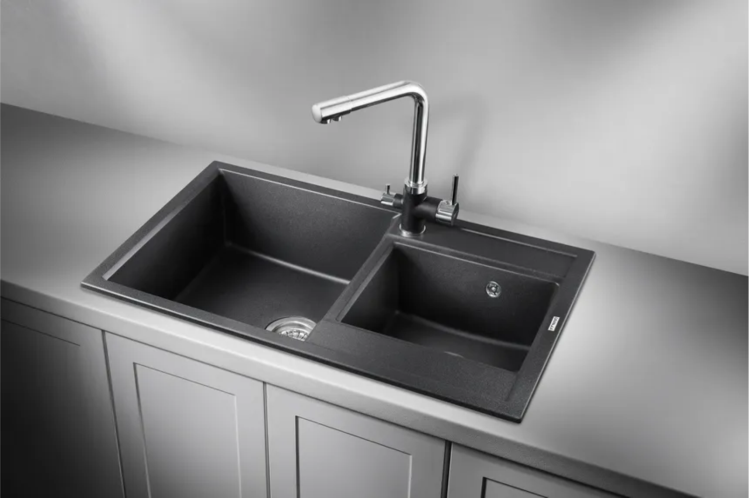 Изображение товара Врезная мойка Granula GR-8201 82x50x19.50 см кварц цвет черный матовый/черный мрамор