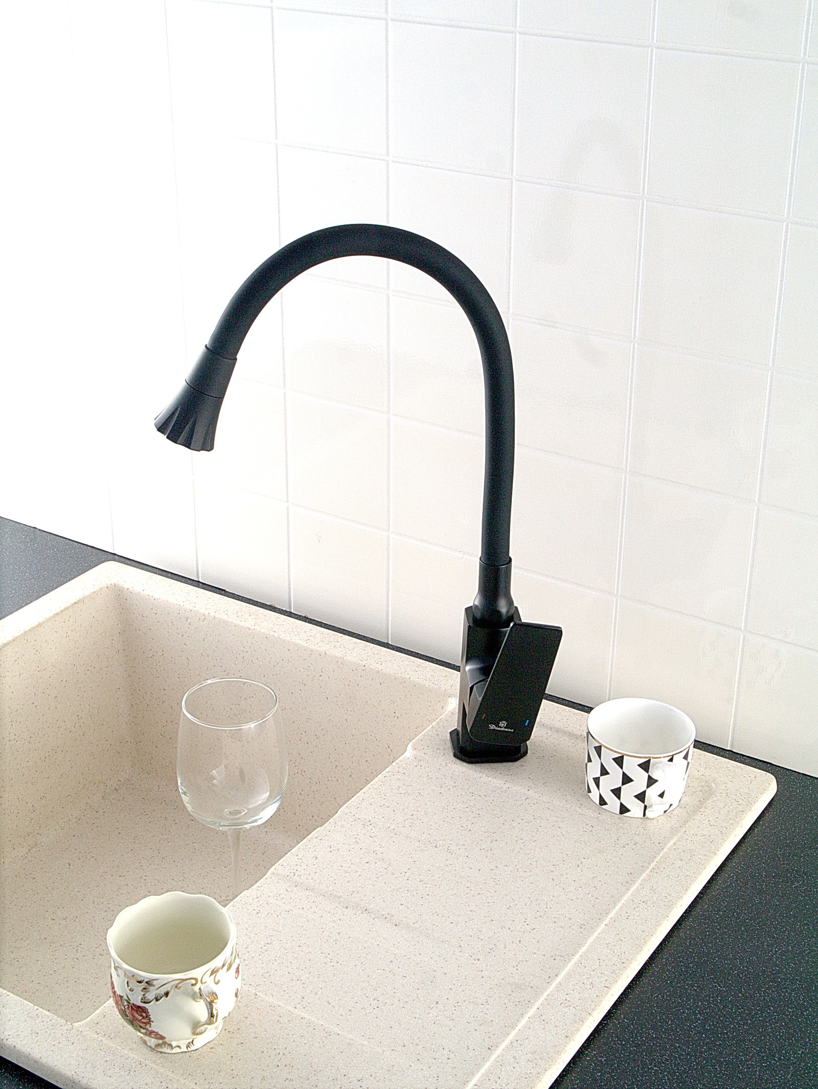 Изображение товара Смеситель для кухни Diadonna D165-41BL гибкий излив черный однорычажный