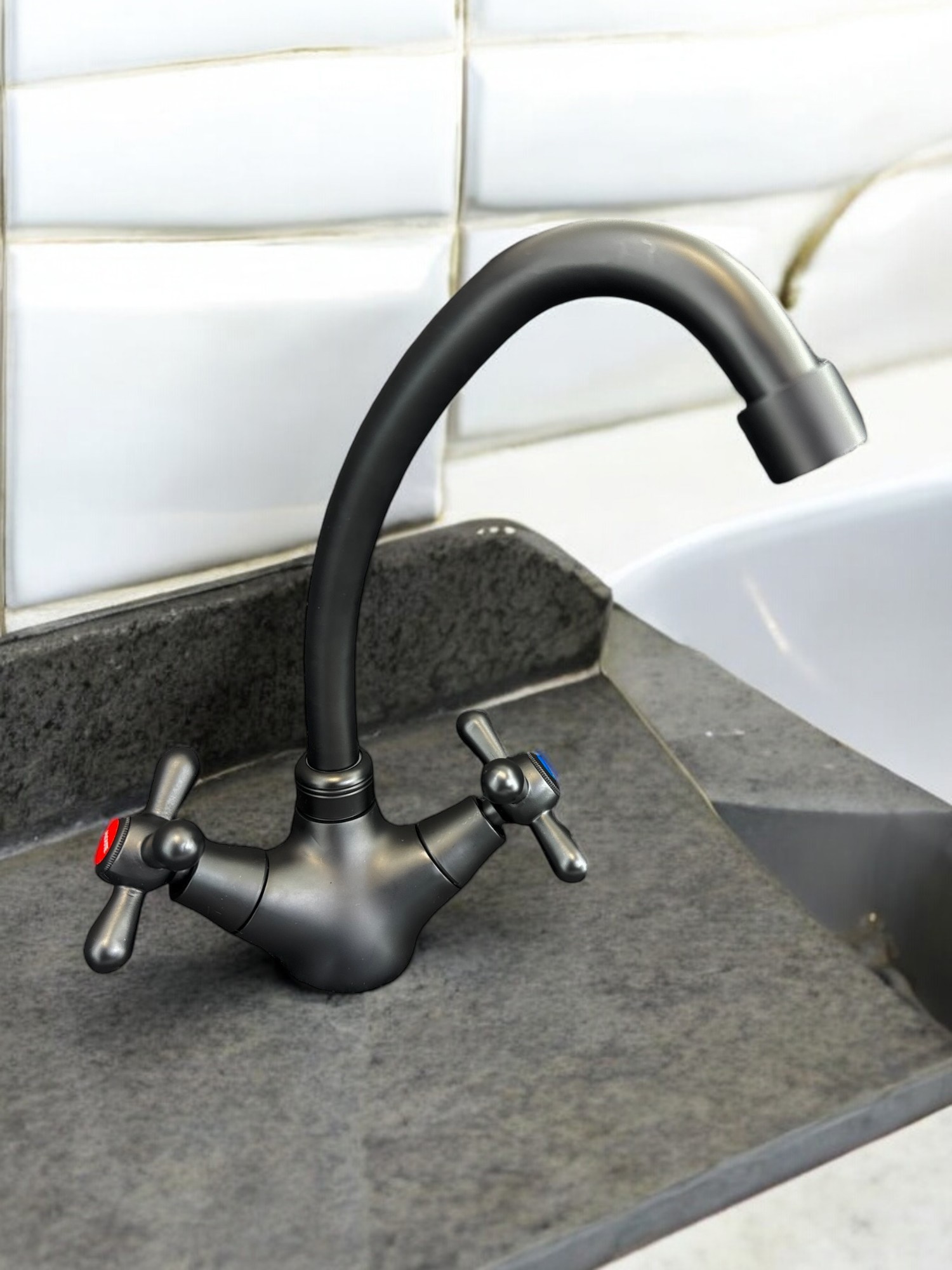 Изображение товара Смеситель для кухни Aloute A6213H-10 поворотный излив 20 см черный