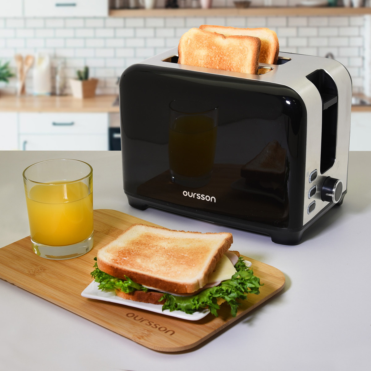 Изображение товара Компактный черный тостер Oursson TO2120 с 7 степенями поджаривания