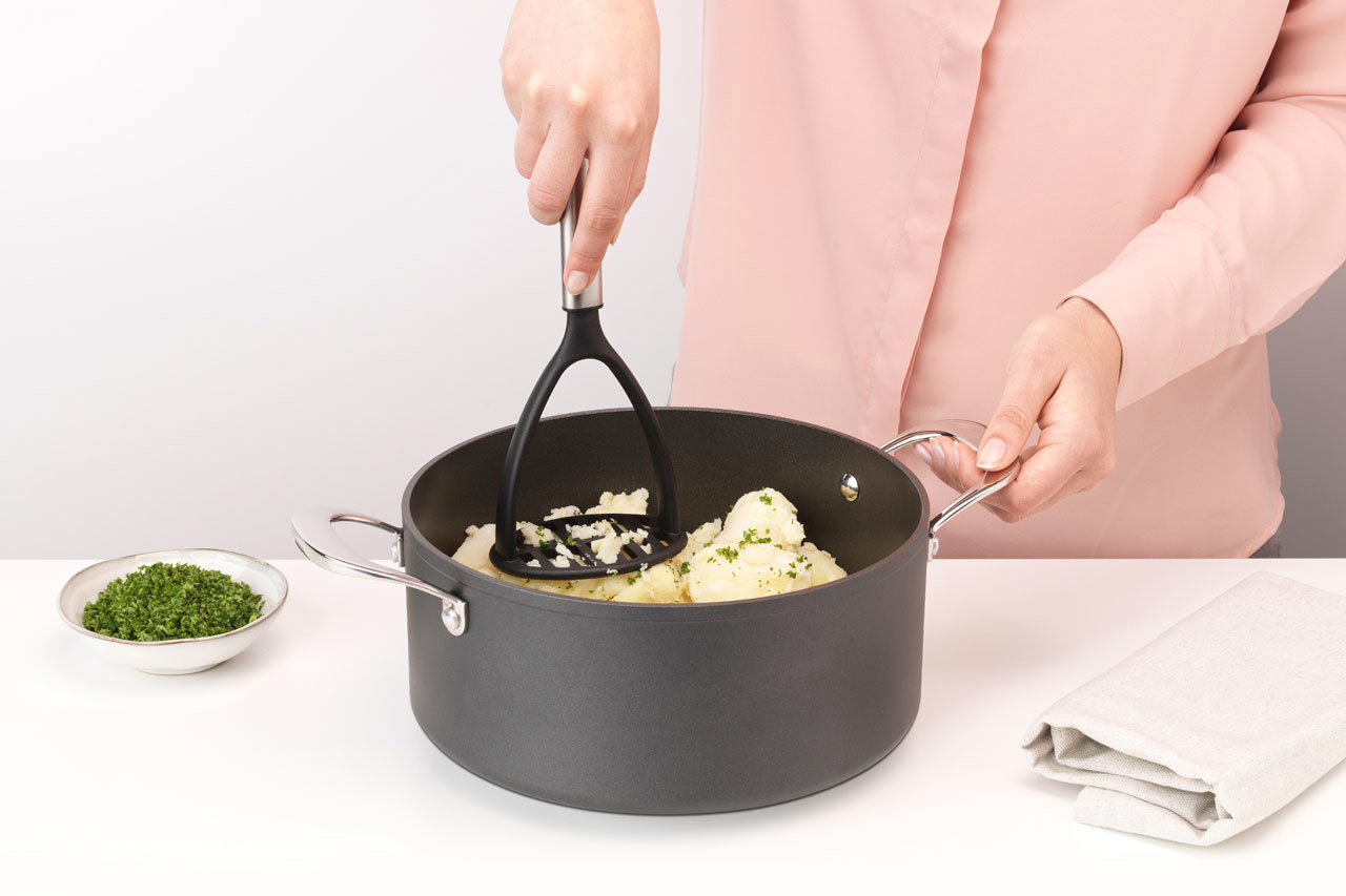 Изображение товара Картофелемялка Brabantia 250507 нержавеющая сталь цвет черный/серый Изображение товара Картофелемялка Brabantia 250507 нержавеющая сталь цвет черный/серый