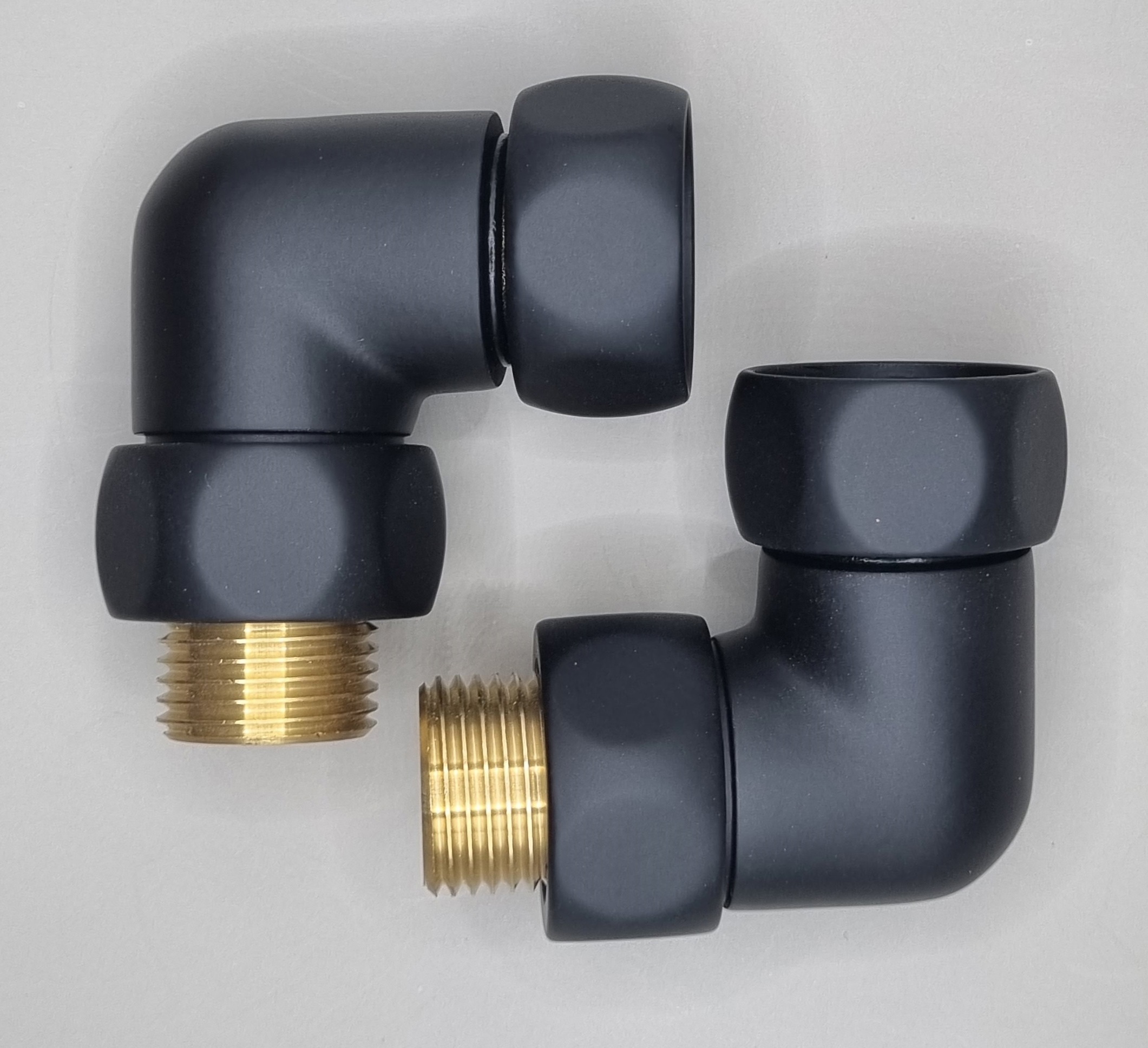 Изображение товара Уголок со сгоном для полотенцесушителя 3/4"x1/2" латунь черный RAL 9005