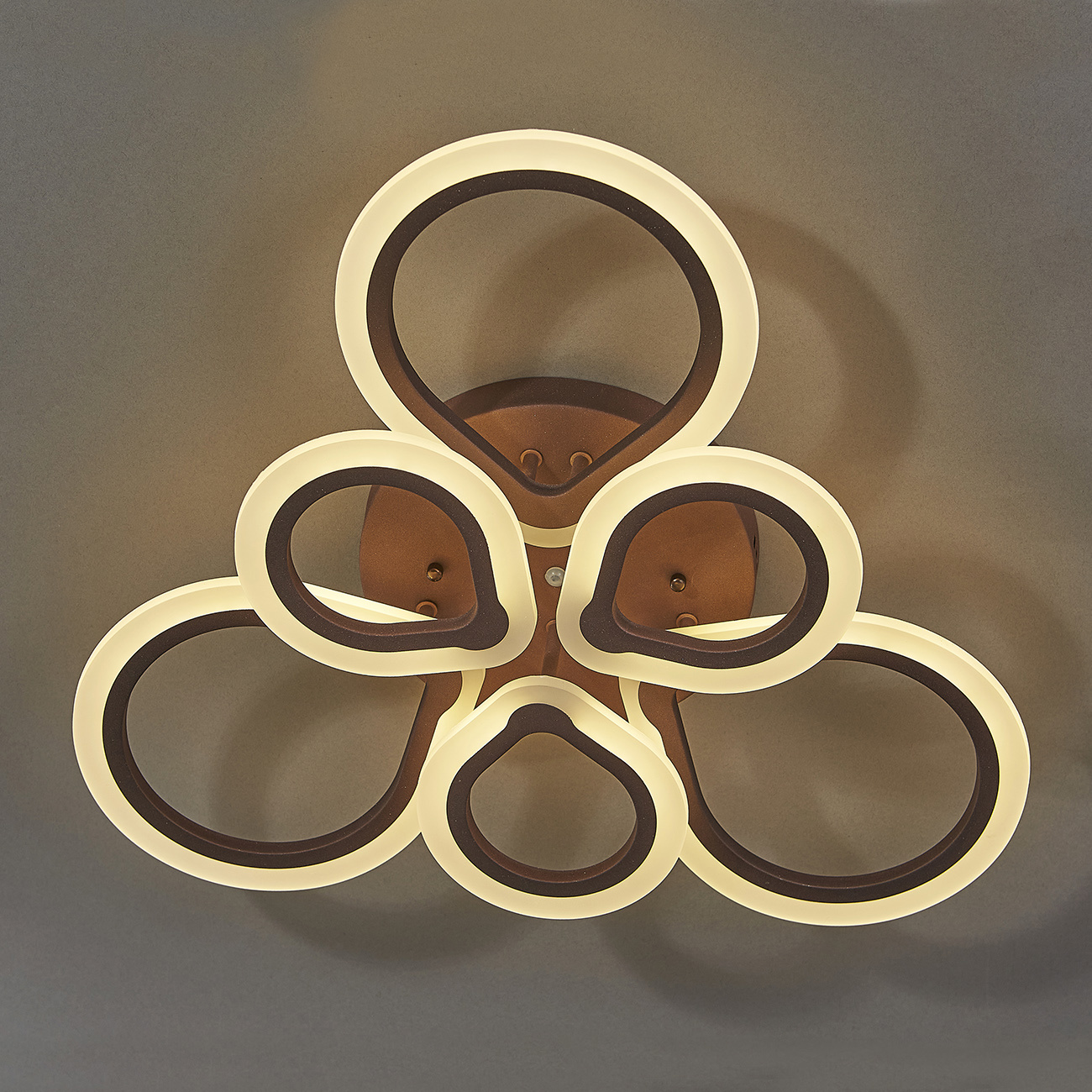 Изображение товара Люстра потолочная светодиодная Escada Molly с пультом регулировка 20 м² коричневая