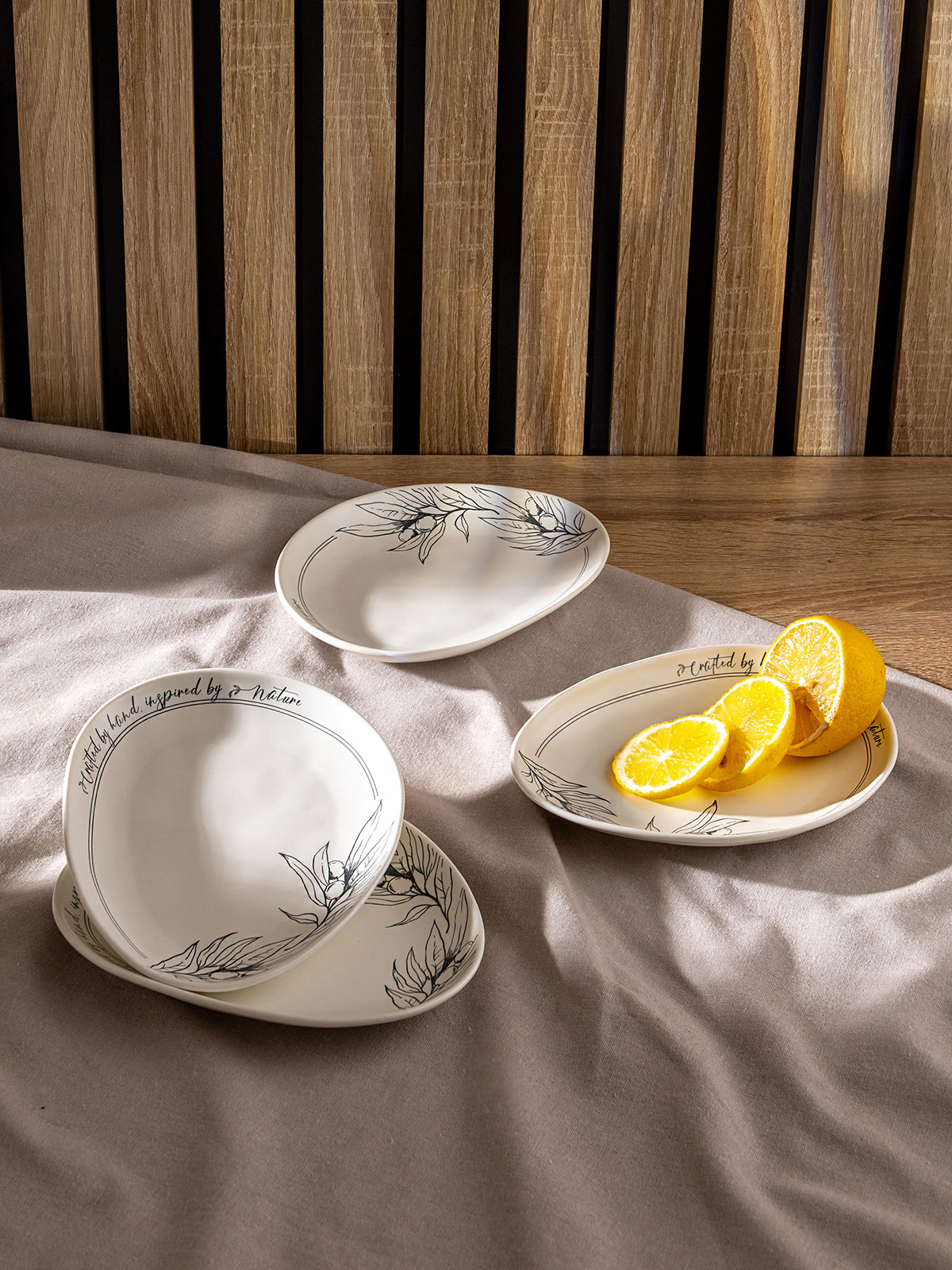 Изображение товара Набор тарелок плоских Оливки Deнастия фигурный Фарфор цвет черно/белый 4 шт