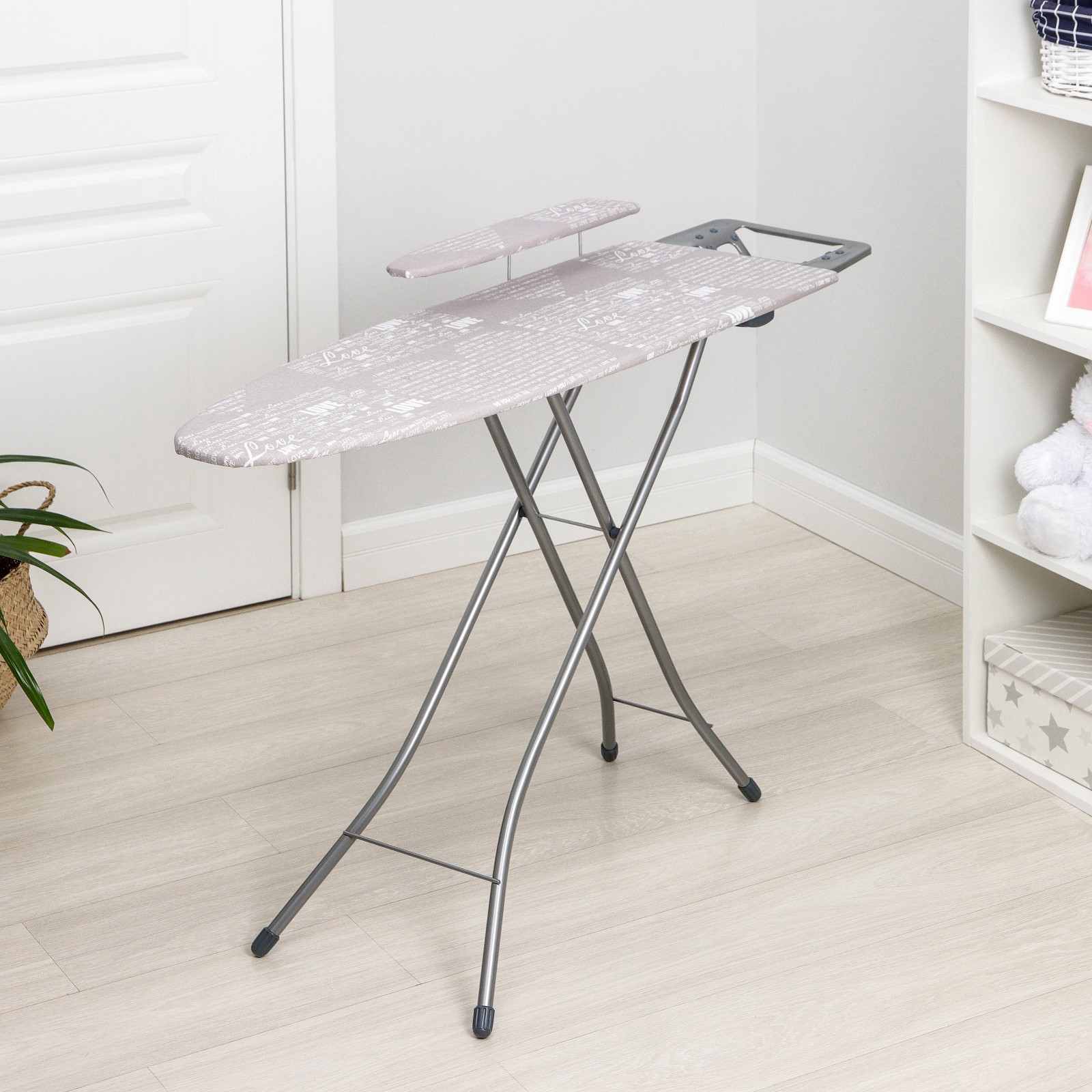 Изображение товара Гладильная доска Nika 798857 с регулируемой высотой и аксессуарами
