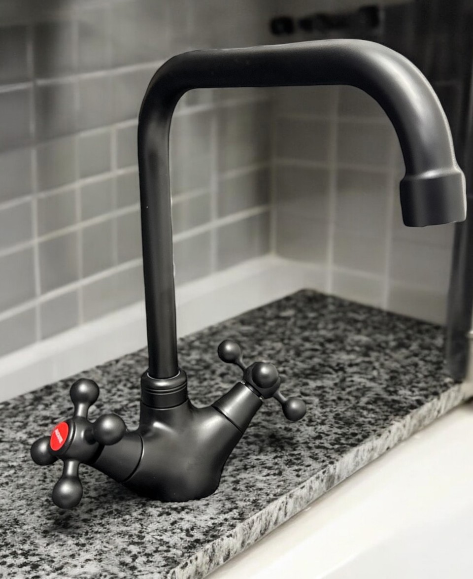 Изображение товара Смеситель кухонный Aloute A6113H-17 поворотный излив черный