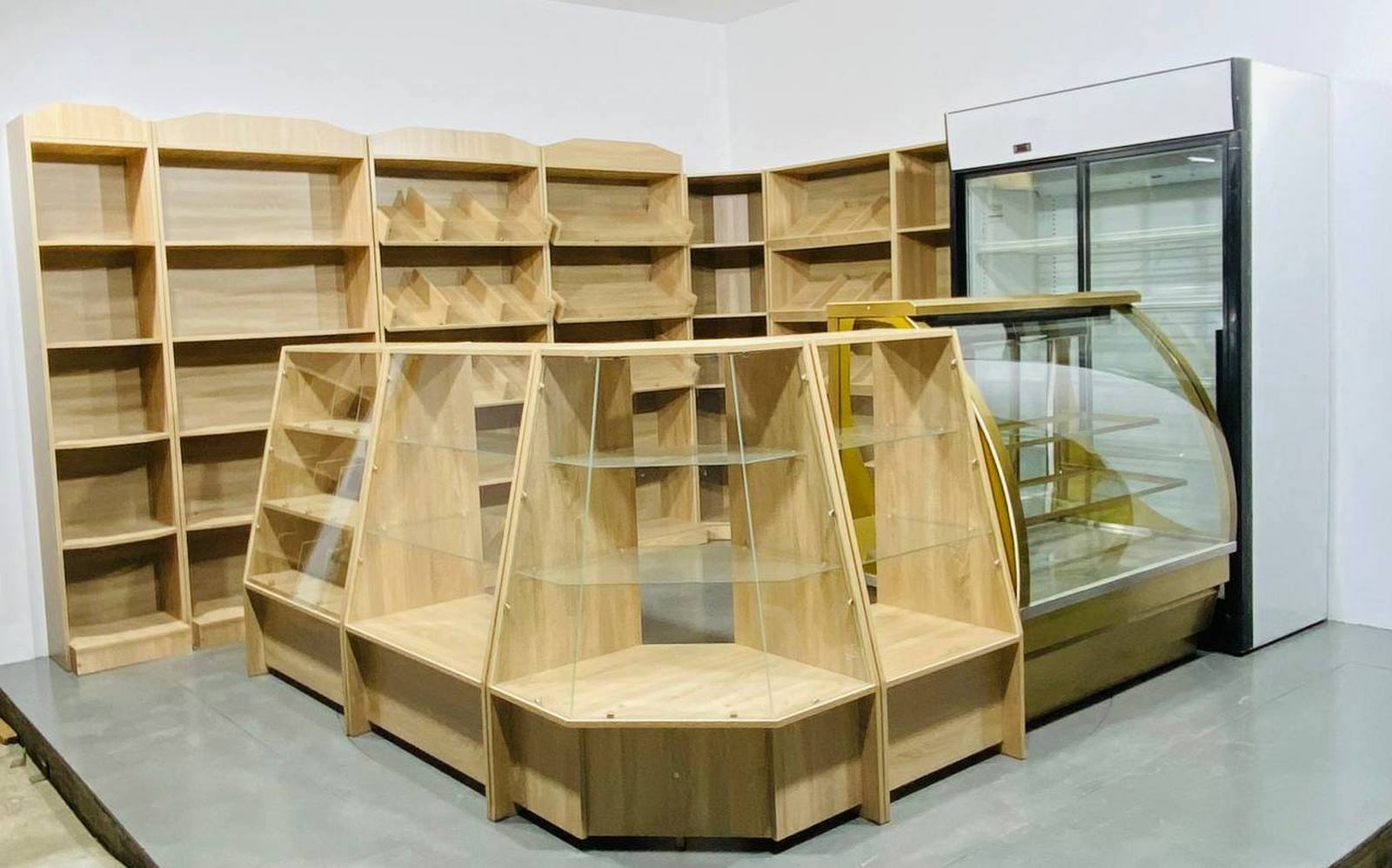 Изображение товара Шкаф-витрина 85x120 см №41-я из дерева и стекла серый для магазина и офиса