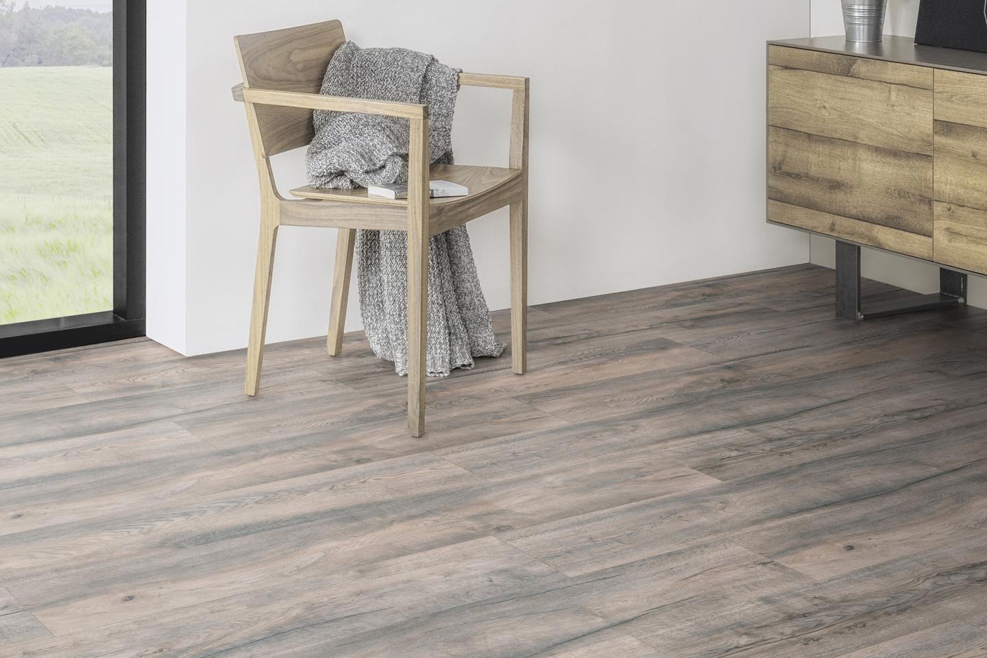 Изображение товара Ламинат Master floor Wide Av Oak Saloon Tombstone 8 мм 32 класс влагостойкий фаска 4 2.36 м²