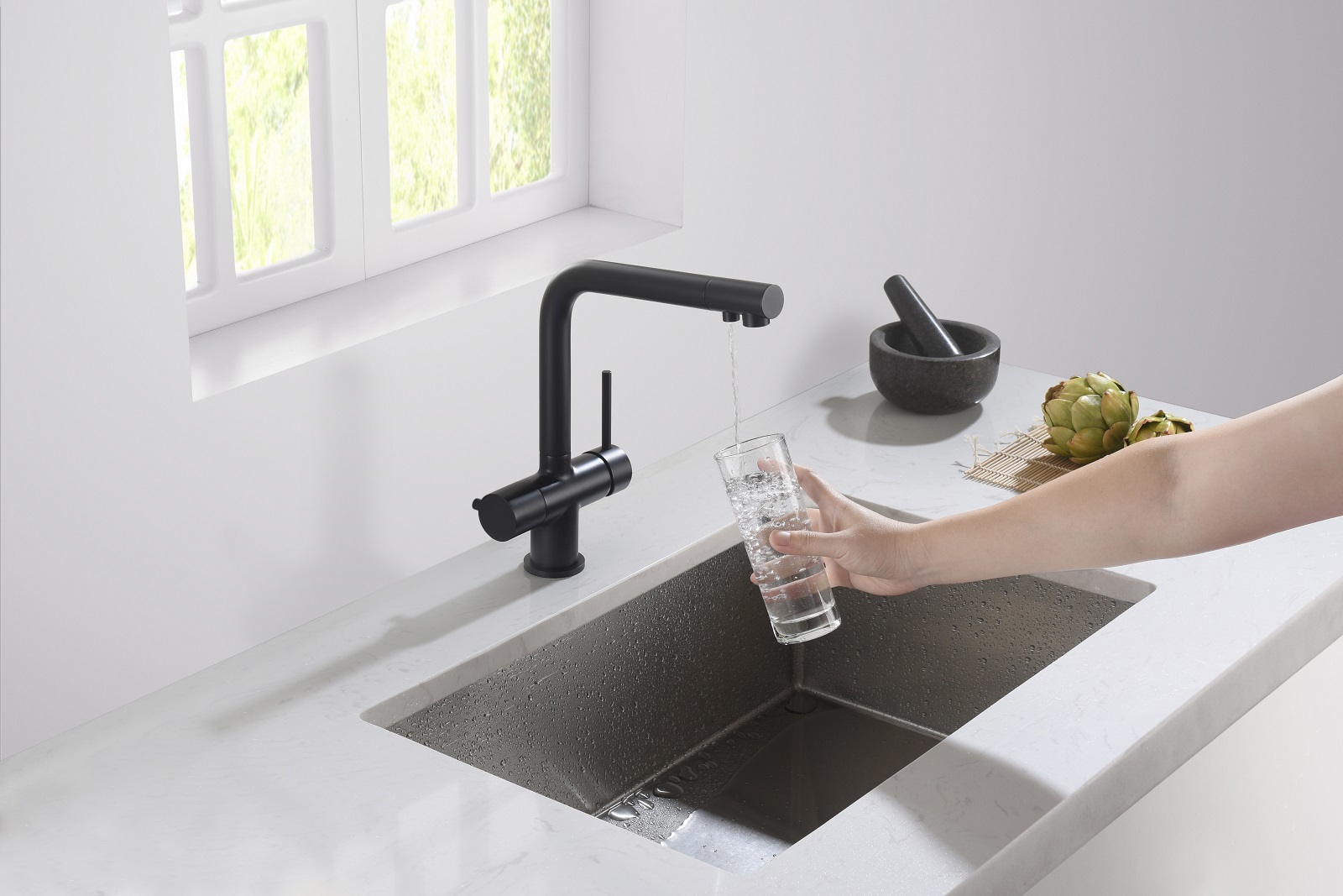 Изображение товара Черный кухонный однорычажный смеситель Timo 2396/03F с фильтром и поворотным изливом 28.6 см