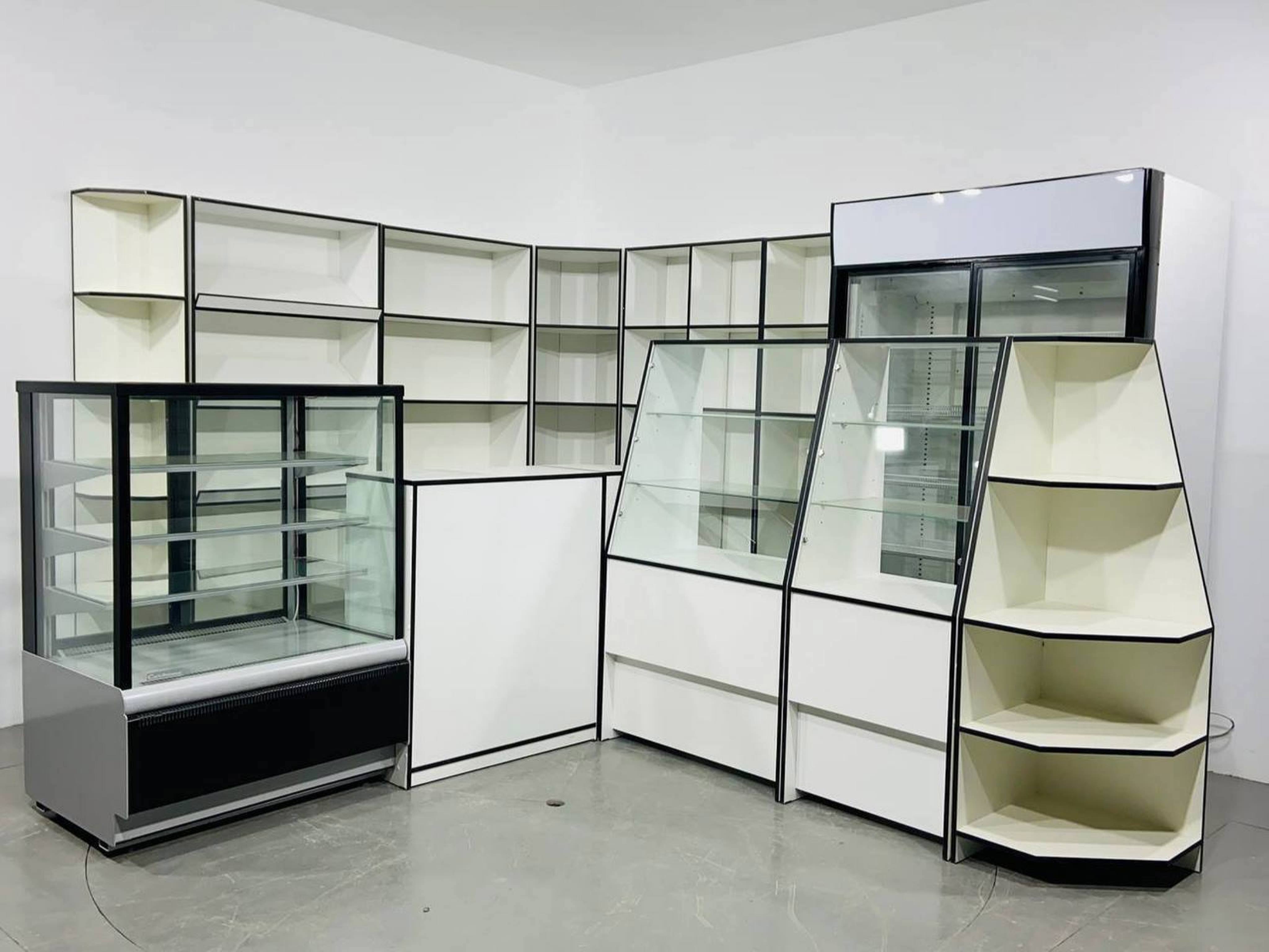 Изображение товара Шкаф-витрина 85x150 см универсал с наклонным стеклом и полками