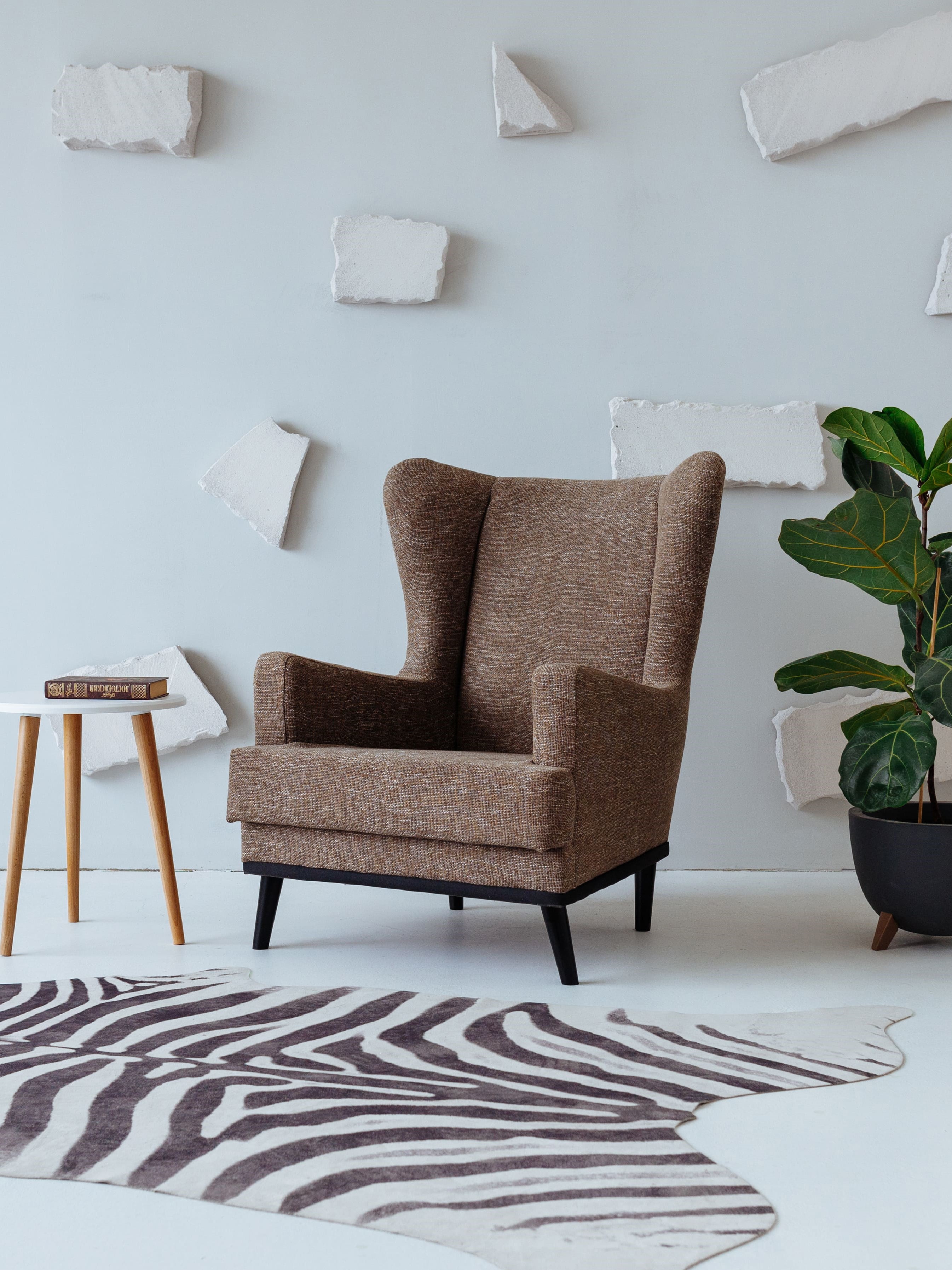 Изображение товара Мягкое кресло Вегас коричневого цвета с высокой опорой и мягкими подлокотниками