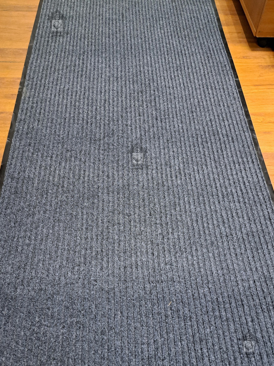 Изображение товара Ковровая дорожка Qingdao 1.2x9 м серая из полиэстера для дома и офиса