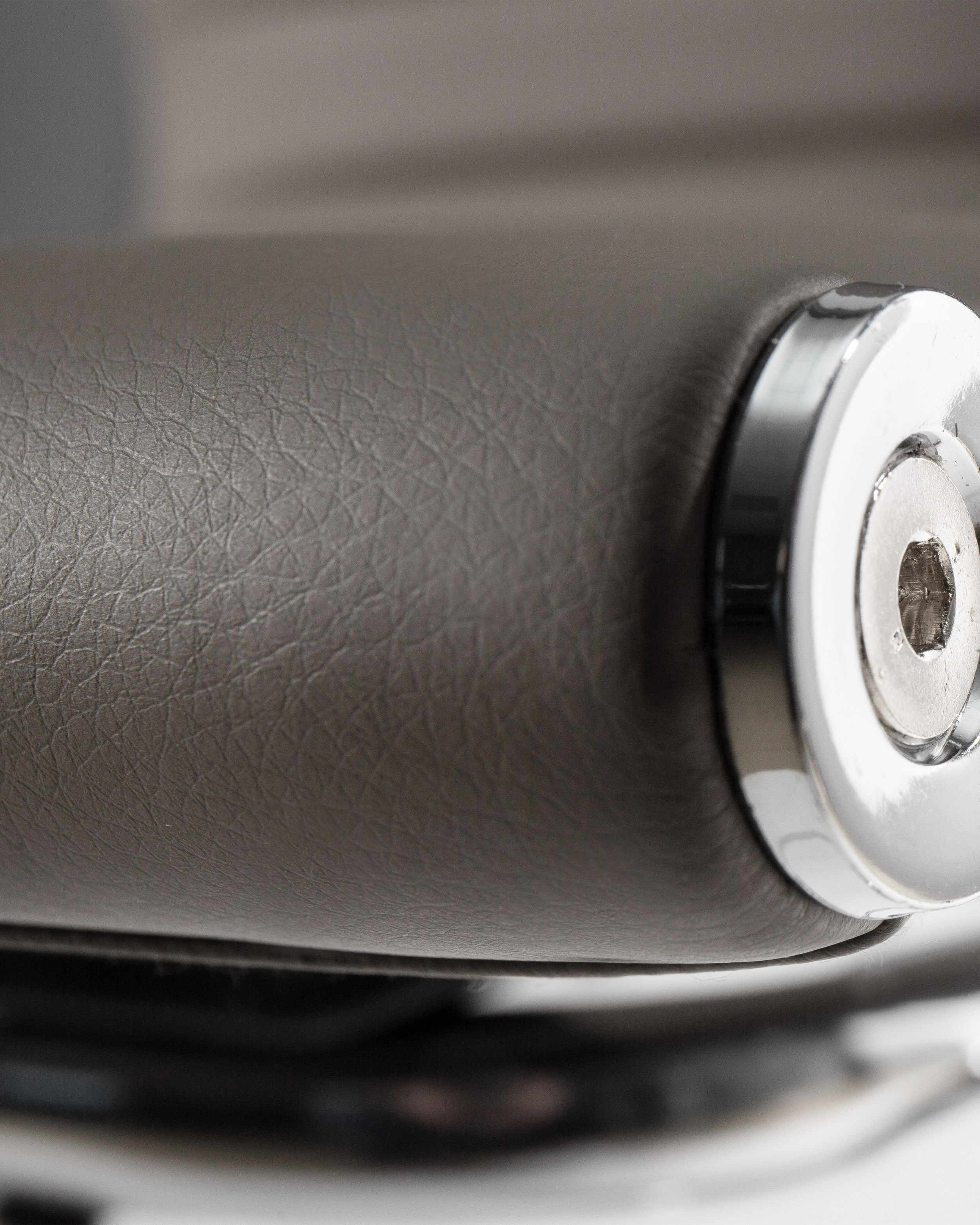 Изображение товара Офисное кресло Dobrin Cody lmr-102n 53.50x88x60 см искусственная кожа цвет серый