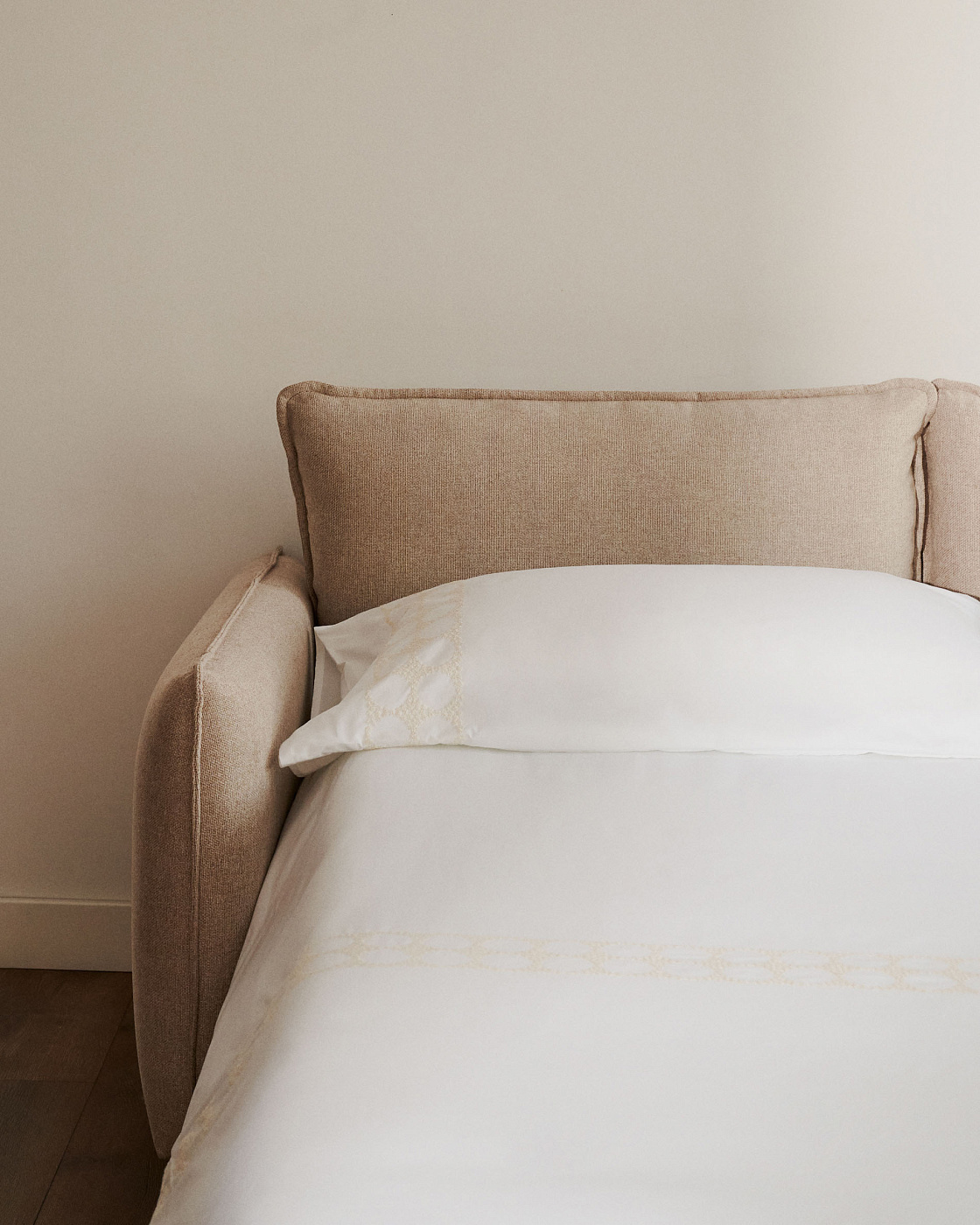 Изображение товара Диван раскладной La Forma Carlota 93x67x162.5 см бежевый ткань