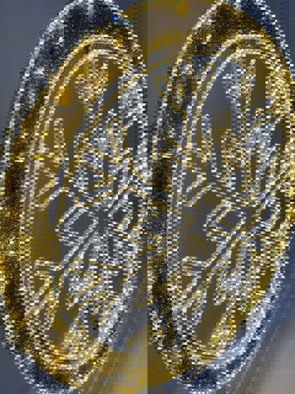 Изображение товара Светящаяся электрическая фигура Эйджи Снежинка в ободке универсальная 460 ламп h 100 см желтый