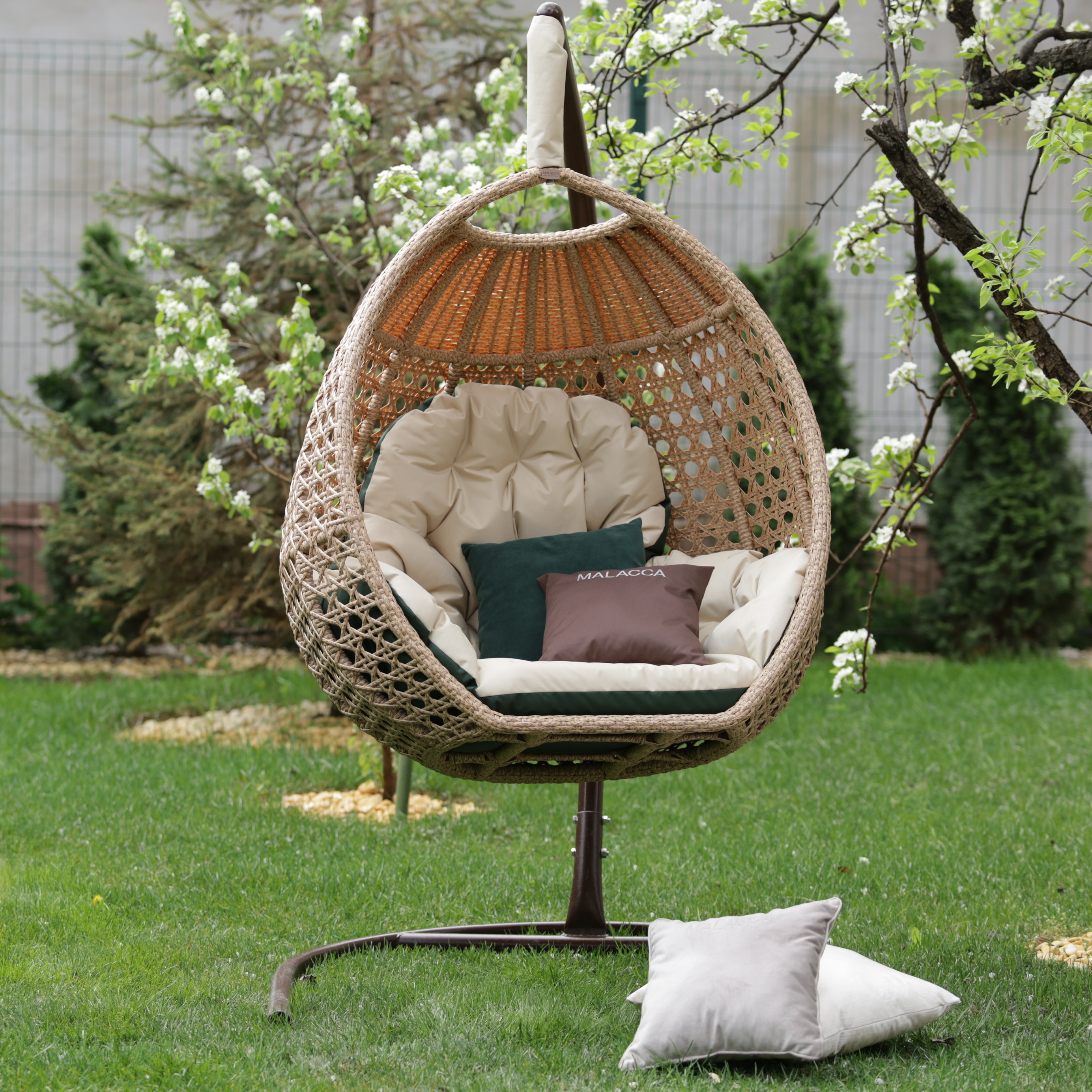 Изображение товара Подвесное кресло Malacca Авиано из ротанга с подушкой и стойкой, Россия