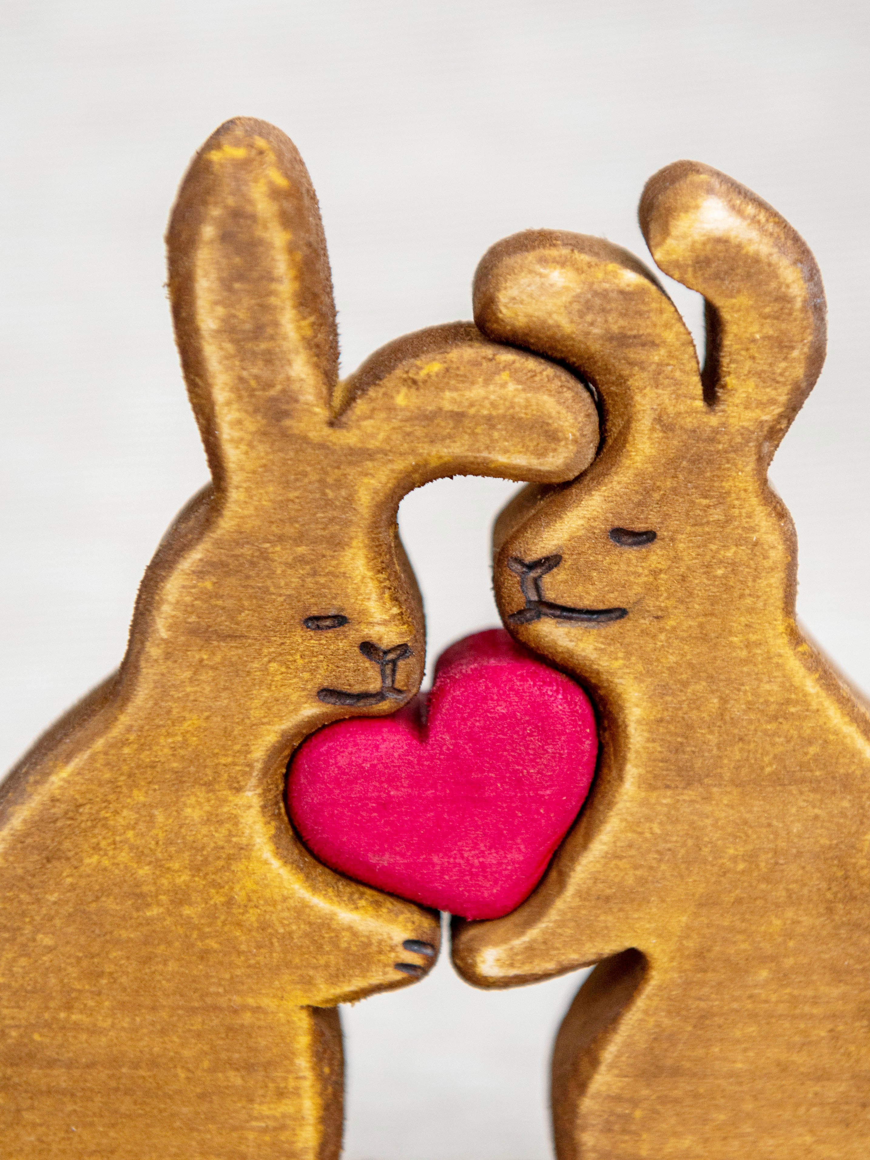 Изображение товара Зайки с сердцем из кедра — ручная роспись, семейный оберег