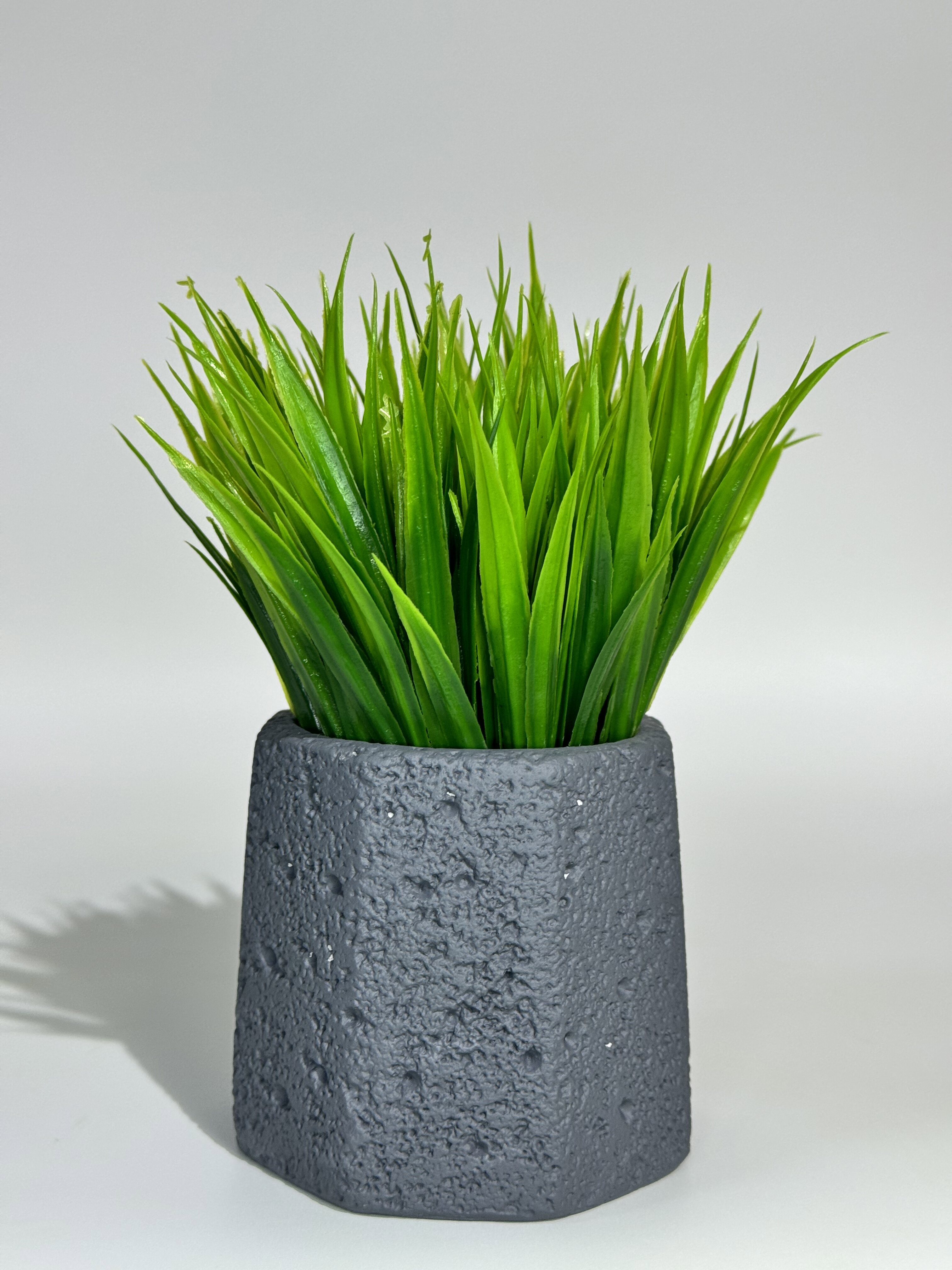 Изображение товара Кашпо гипсовое Floral Графит с искусственной зеленью