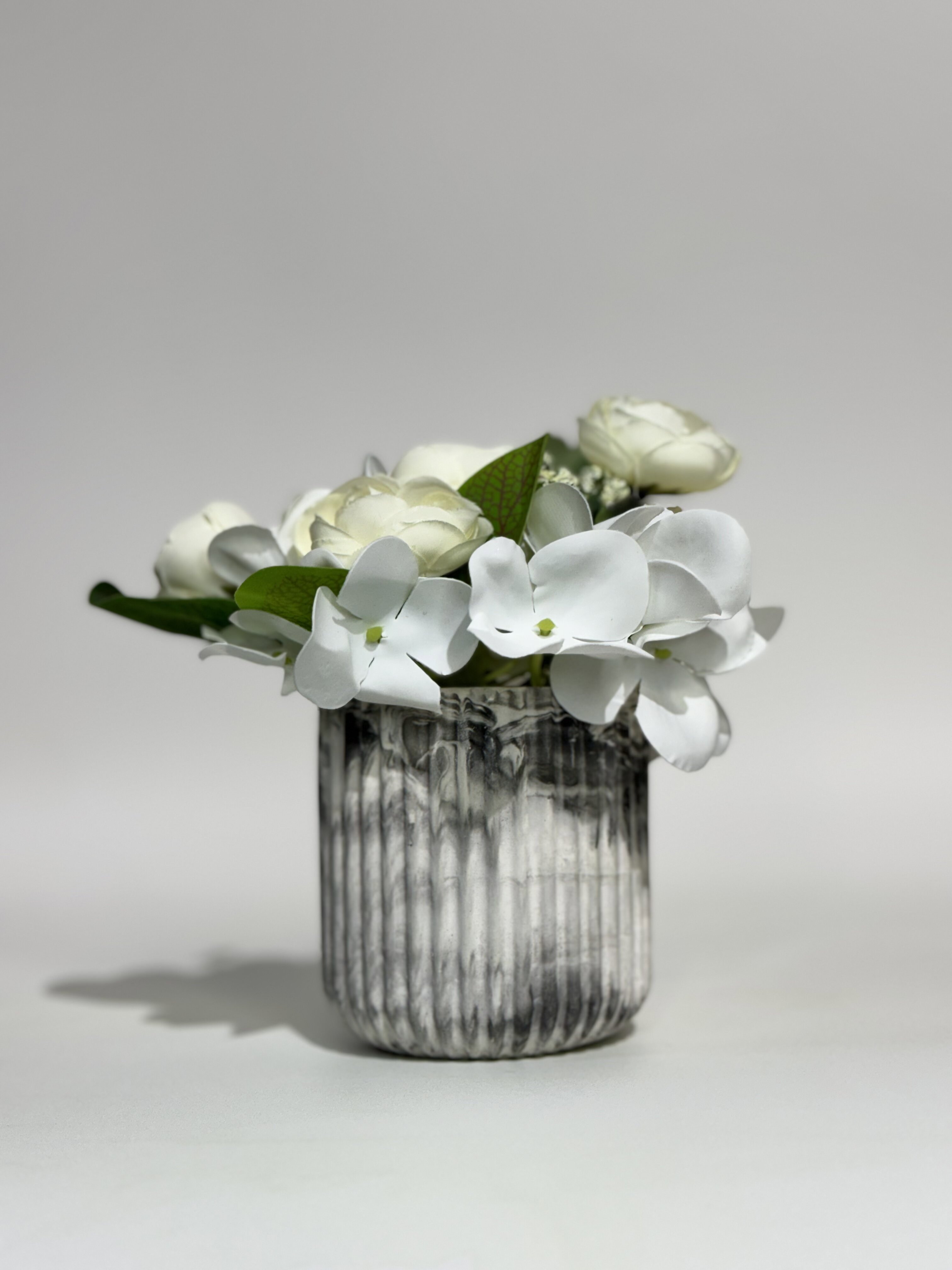 Изображение товара Кашпо гипсовое Floral Грани №3 с искусственными цветами