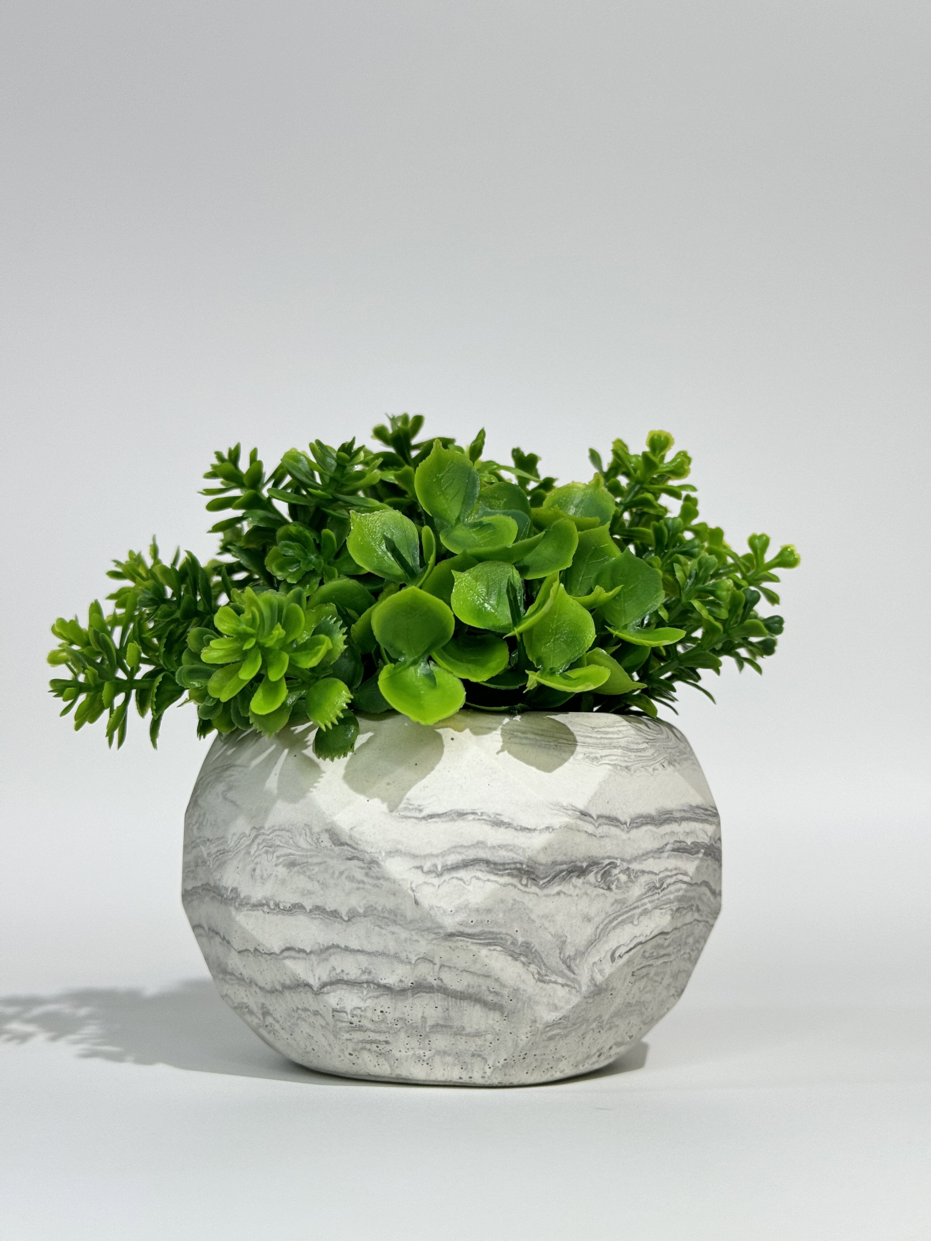 Изображение товара Кашпо Floral Жемчуг мраморный с искусственной зеленью