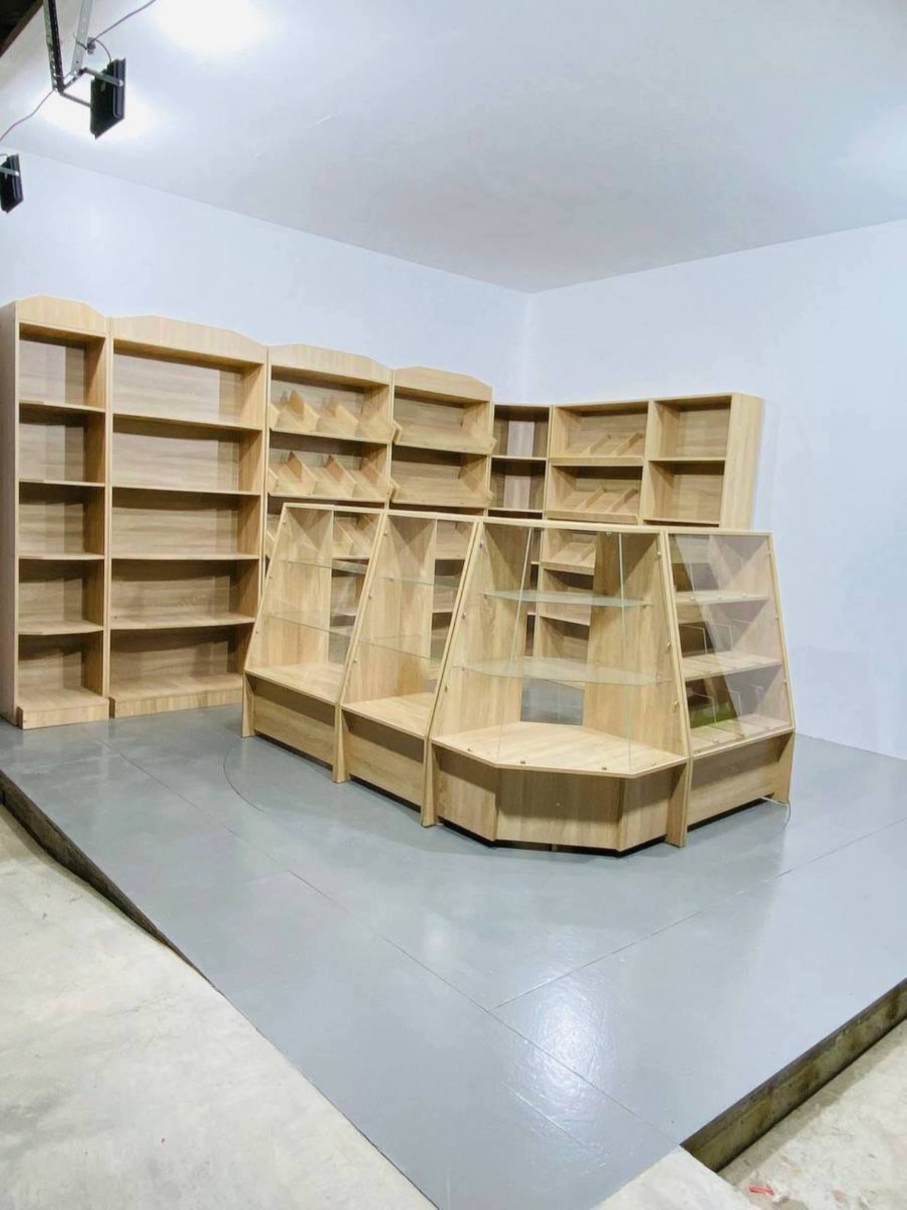 Изображение товара Шкаф-витрина 85х120 см Универсал №44 из дерева и стекла белый современный дизайн