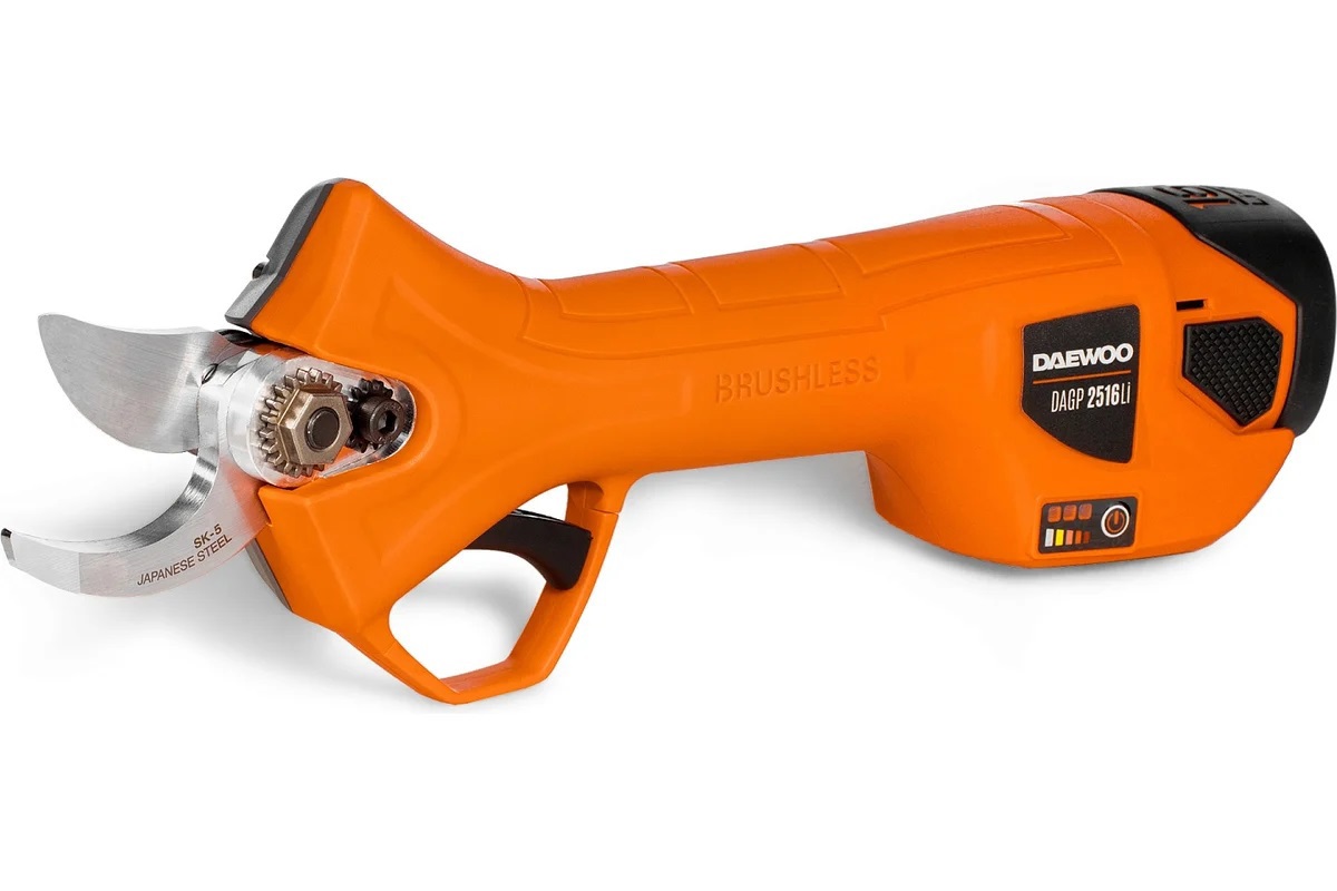 Изображение товара Аккумуляторный секатор DAEWOO DAGP 2516Li SET с регулируемым углом и закалёнными лезвиями