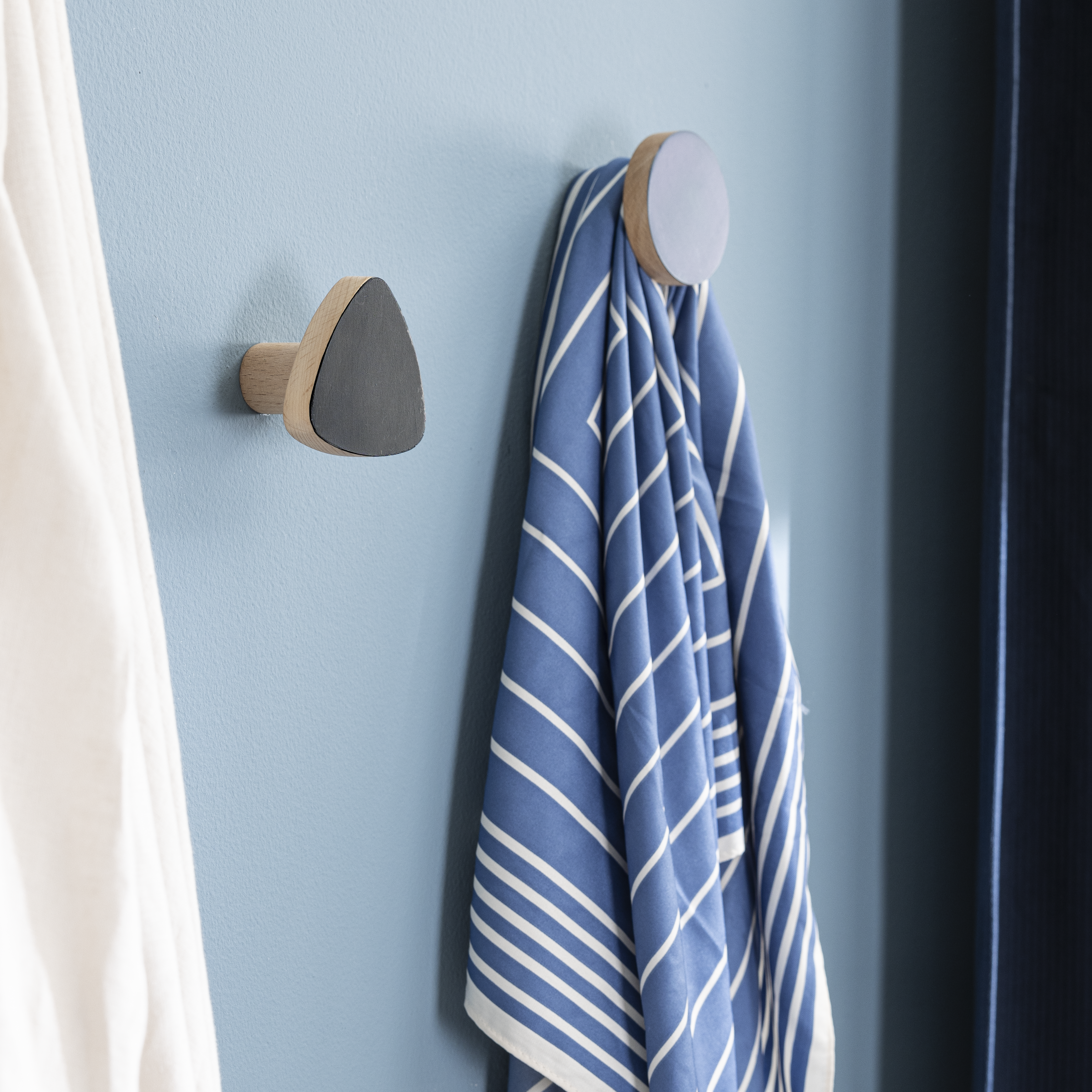 Изображение товара Настенная вешалка Spaceo Smile черная 6.3x6.1x4.7 см