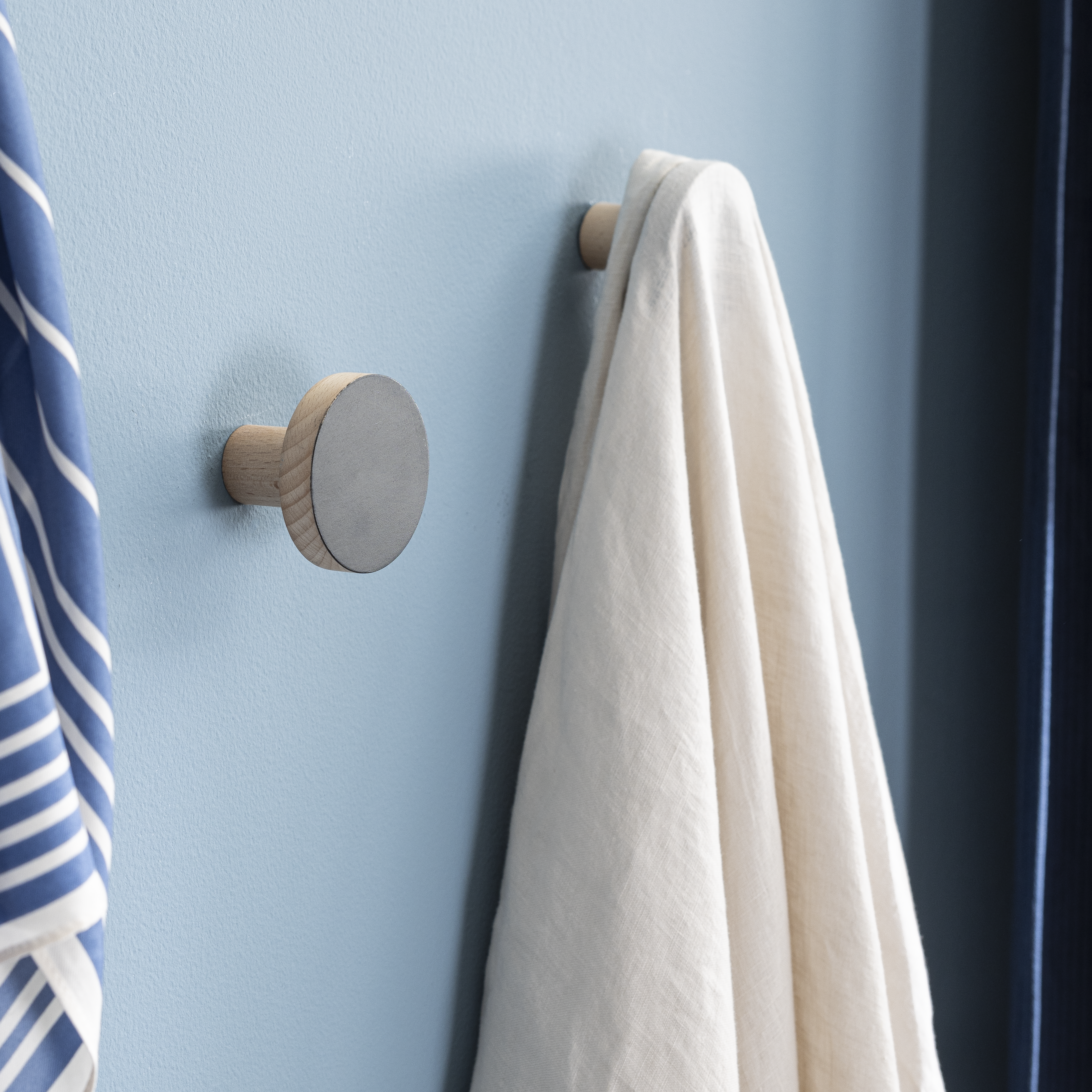 Изображение товара Вешалка настенная Rondo 1 крючок черного цвета