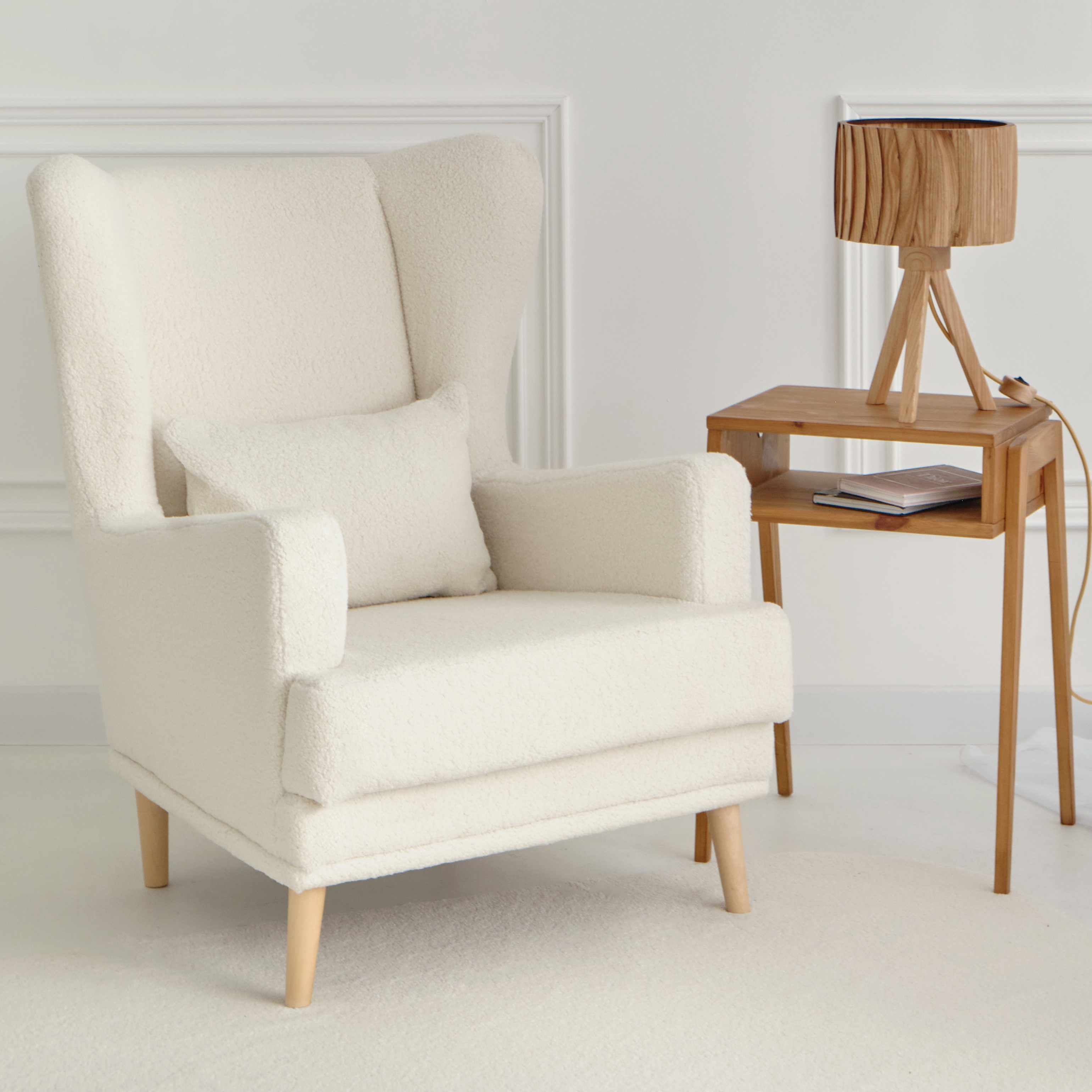 Изображение товара Кресло Вегас из фанеры и искусственного меха белое